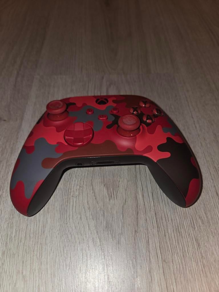 Xbox Controller Rood Camouflage met Oplaadstation, Spelcomputers en Games, Spelcomputers | Xbox | Accessoires, Gebruikt, Xbox Series X