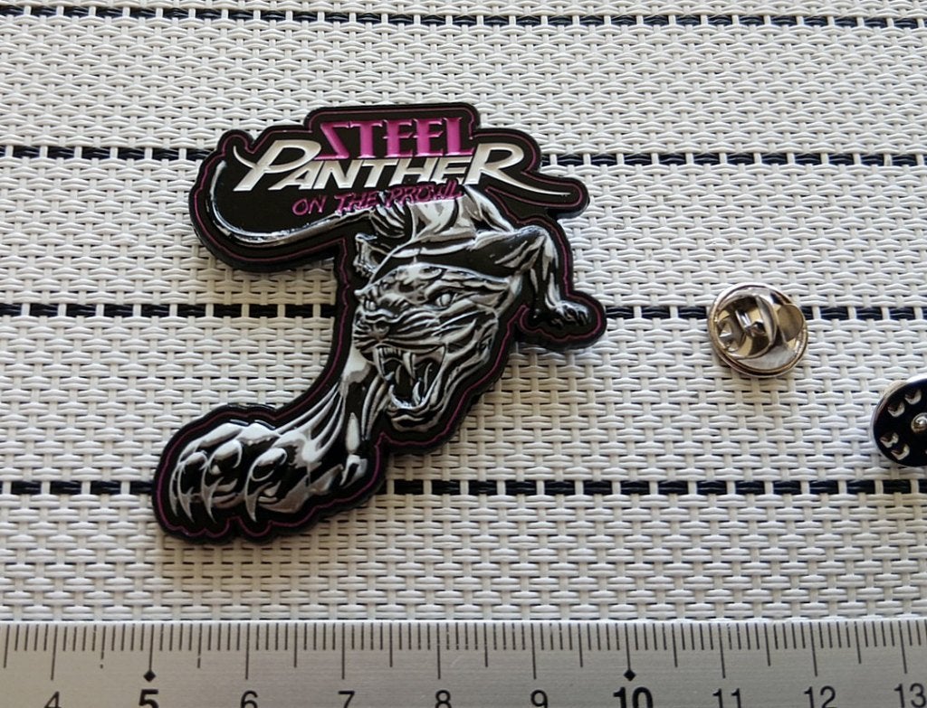 Steel Panther vrij  mooie 3d pin badge speld on the prowl n1, Ophalen of Verzenden, Nieuw, Overige typen