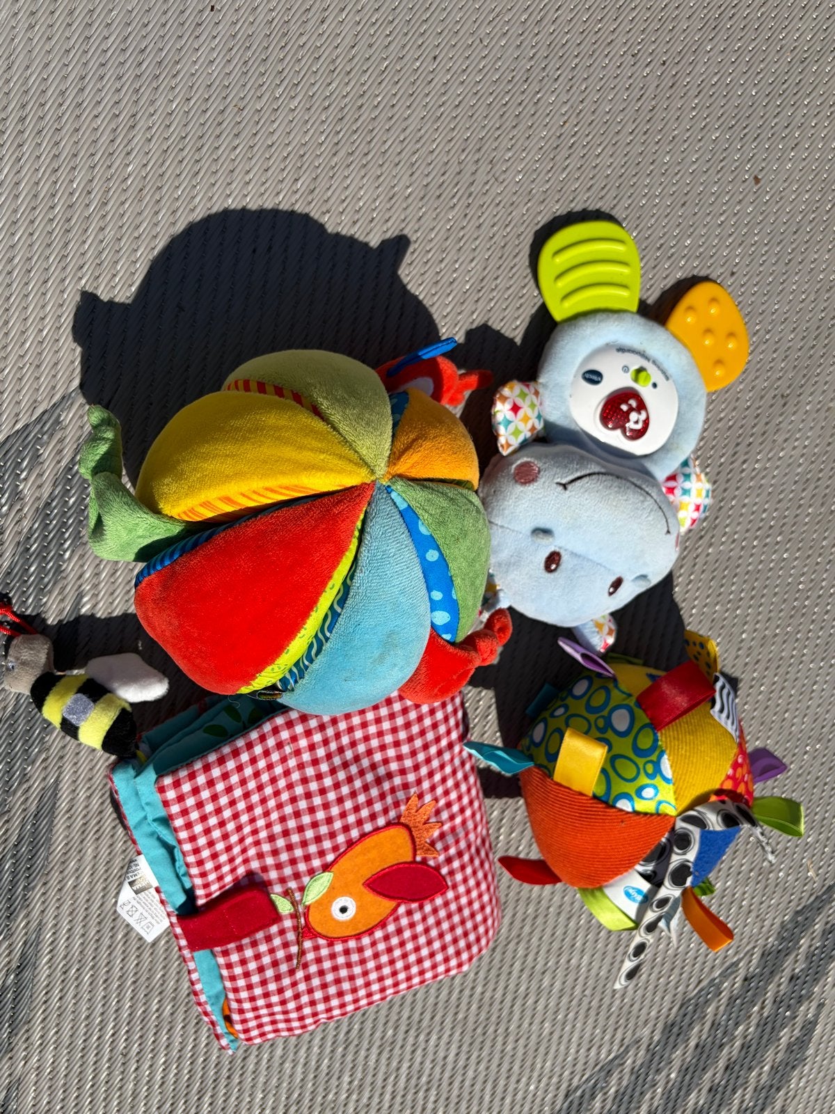 Baby speelgoed set: rammelaars, bal en knisperboekje, Ophalen, Gebruikt, Rammelaar, Met geluid