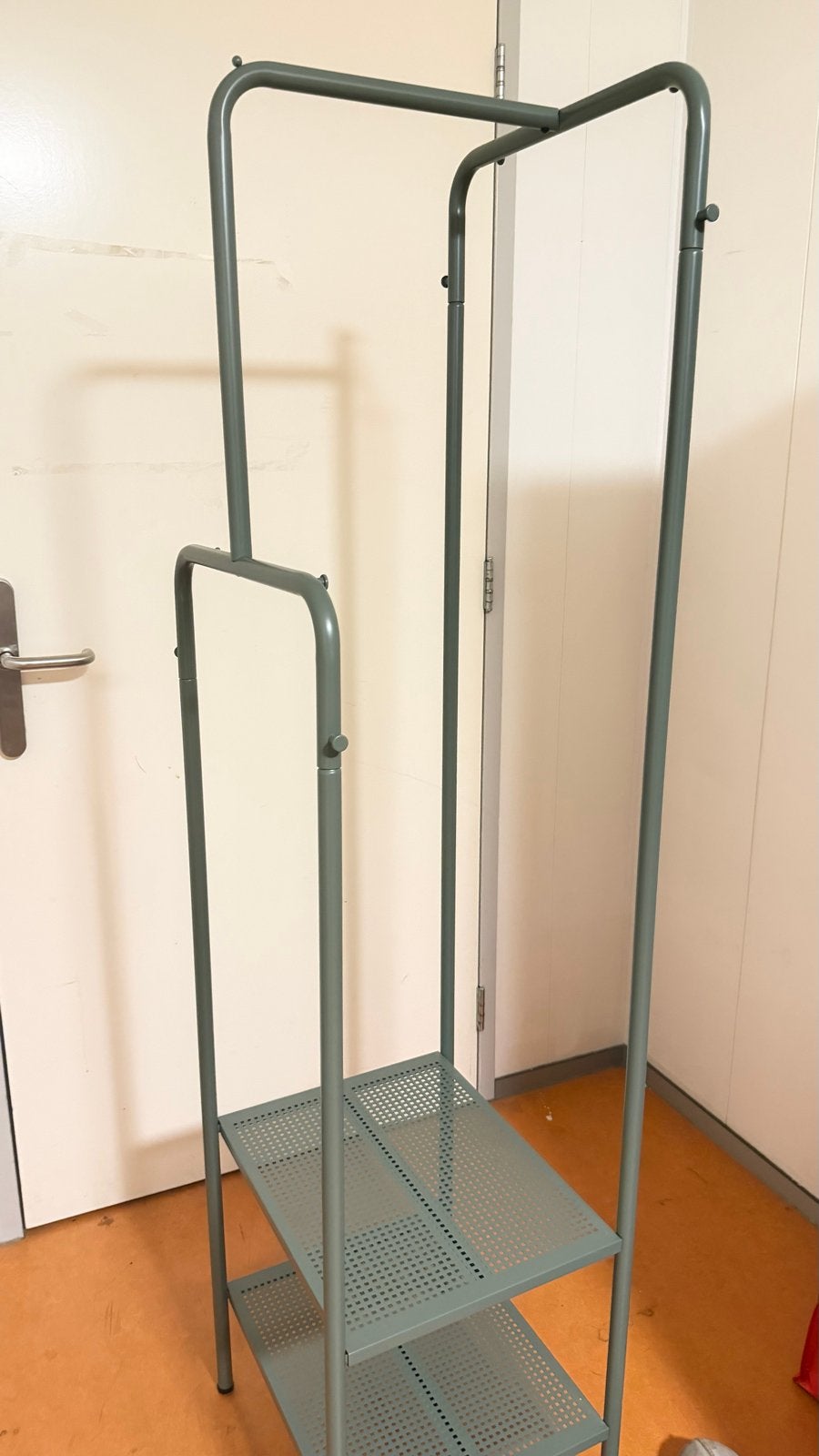 Kledingrek met planken - Grijs metaal IKEA, Kleding | Dames, Kledingrekken, Ophalen, Gebruikt