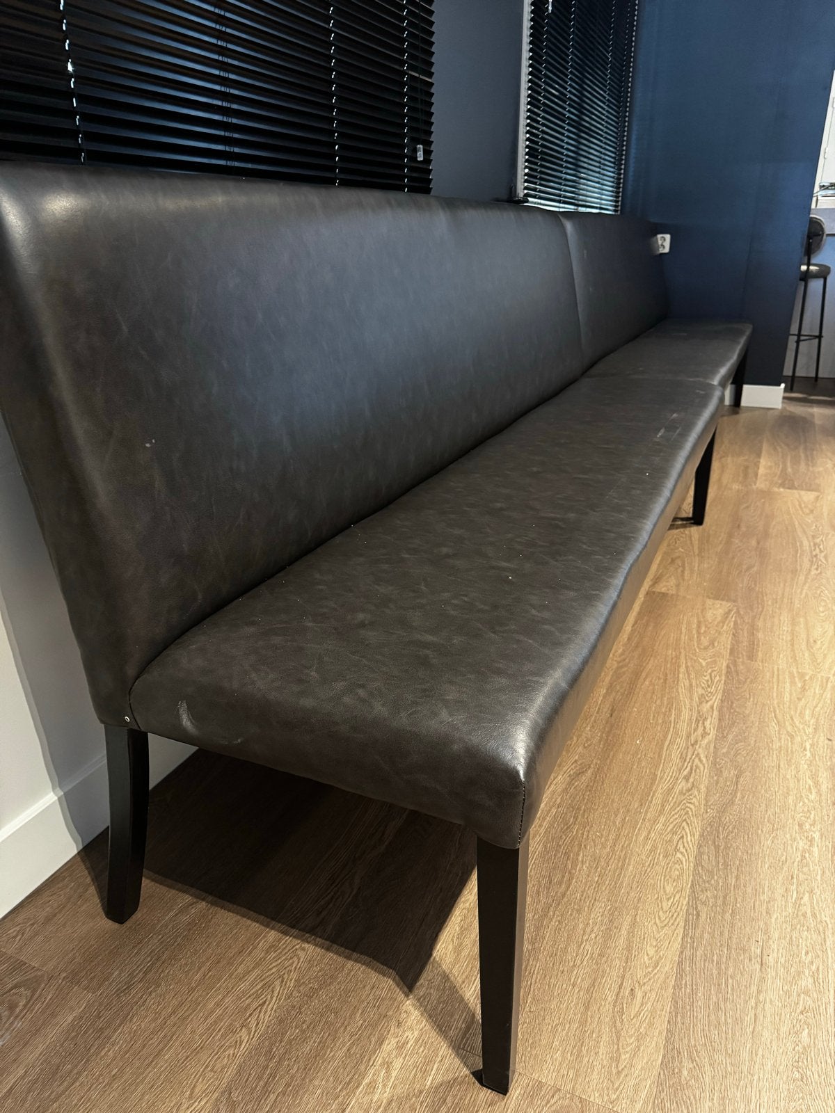 Twee lange maatwerk donkere banken . Kantine/thuis, Ophalen, Gebruikt, Minder dan 75 cm, Leer