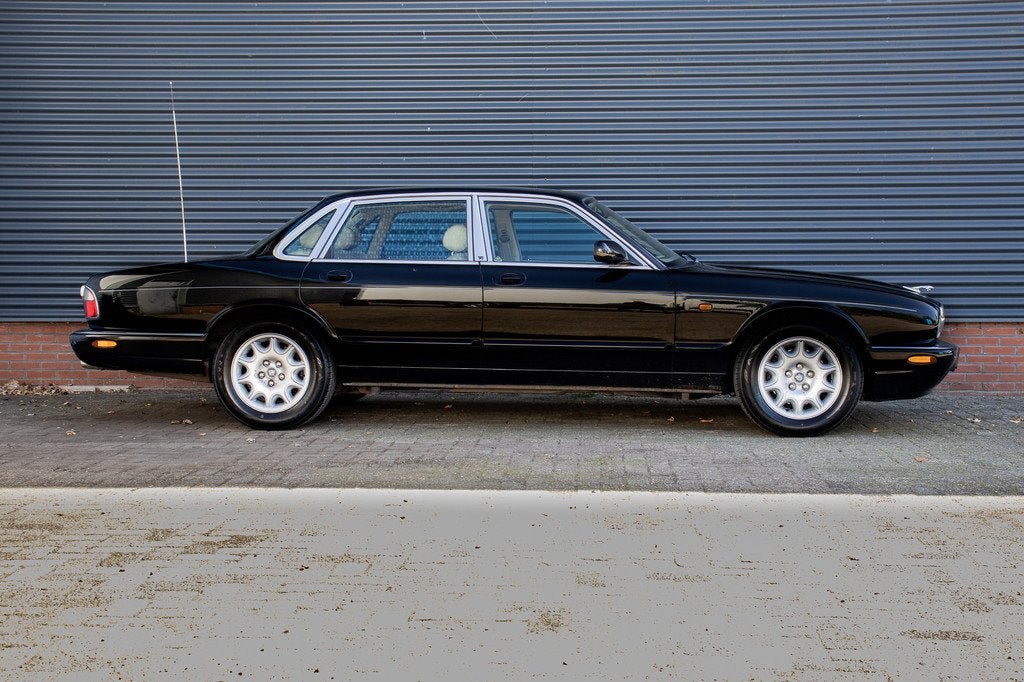 Jaguar XJ SOVEREIGN 4.0 V8 (bj 2000, automaat), Auto's, Automaat, Zwart, Bedrijf, Lederen bekleding
