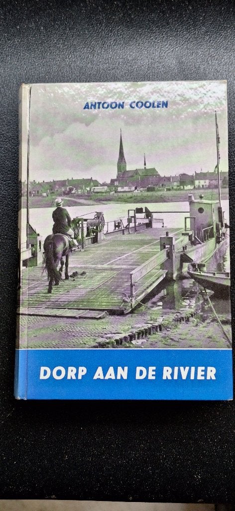 Dorp aan de Rivier - Antoon Coolen (19e druk, met foto's), Ophalen of Verzenden, Gelezen