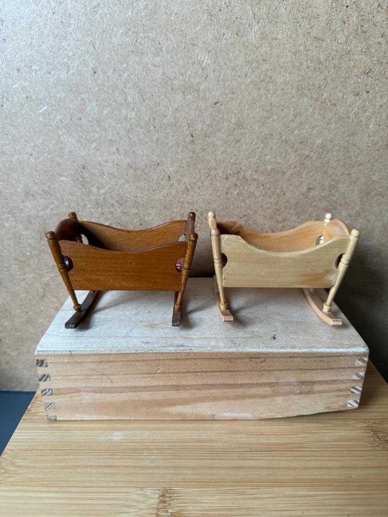 2,50 pst - wieg schommelwieg - hxbxd 6x8.4x7cm - hout, Verzamelen, Poppenhuizen en Toebehoren, Ophalen of Verzenden, Zo goed als nieuw