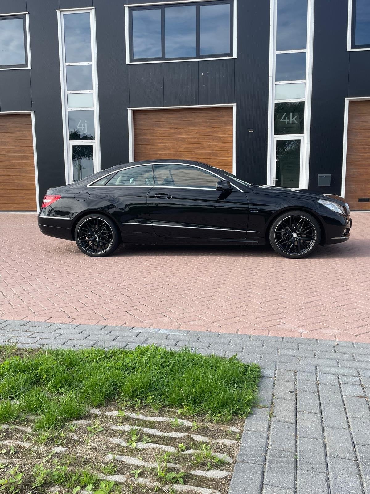 Mercedes-Benz E-Klasse 1.8 E200 CGI Coupe AUT 2010 Zwart, Auto's, Achterwielaandrijving, 1800 kg, 4 cilinders, 4 stoelen