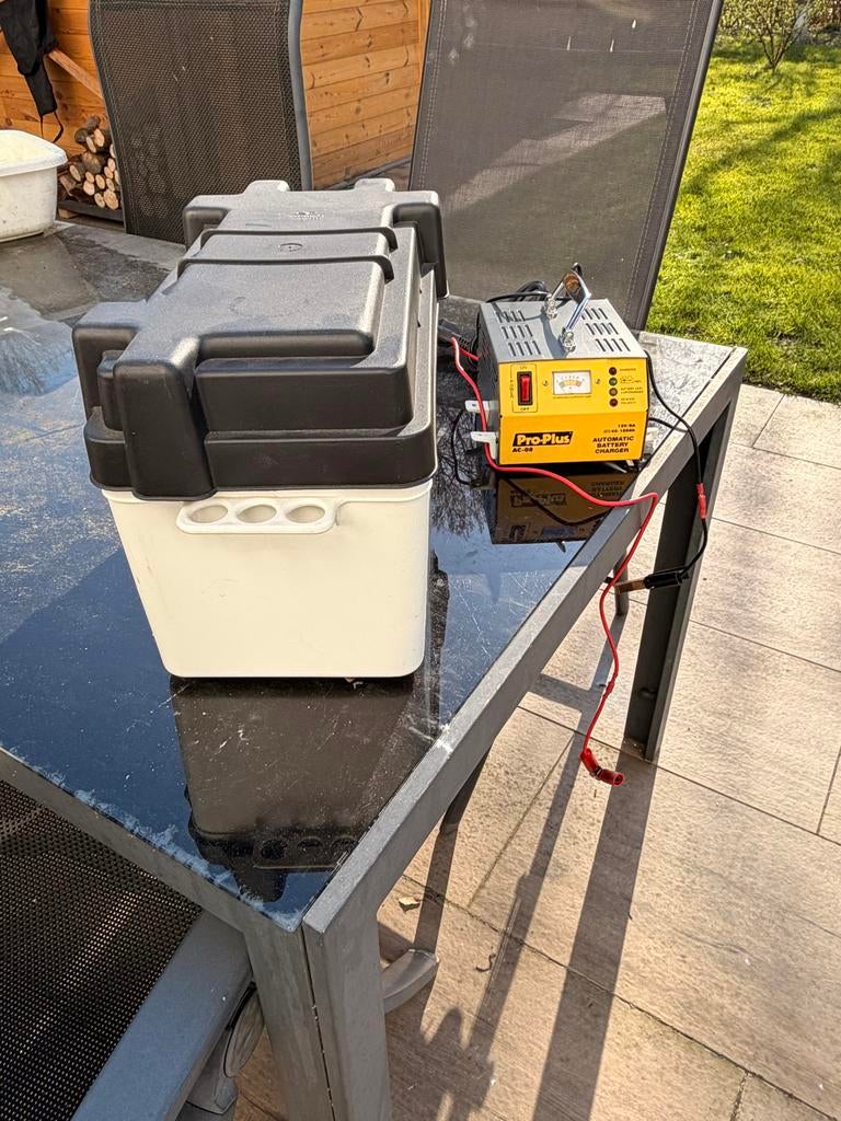 Acculader met inlegkist - ProPlus AC-08, Caravans en Kamperen, Caravan accessoires, Zo goed als nieuw, Ophalen of Verzenden