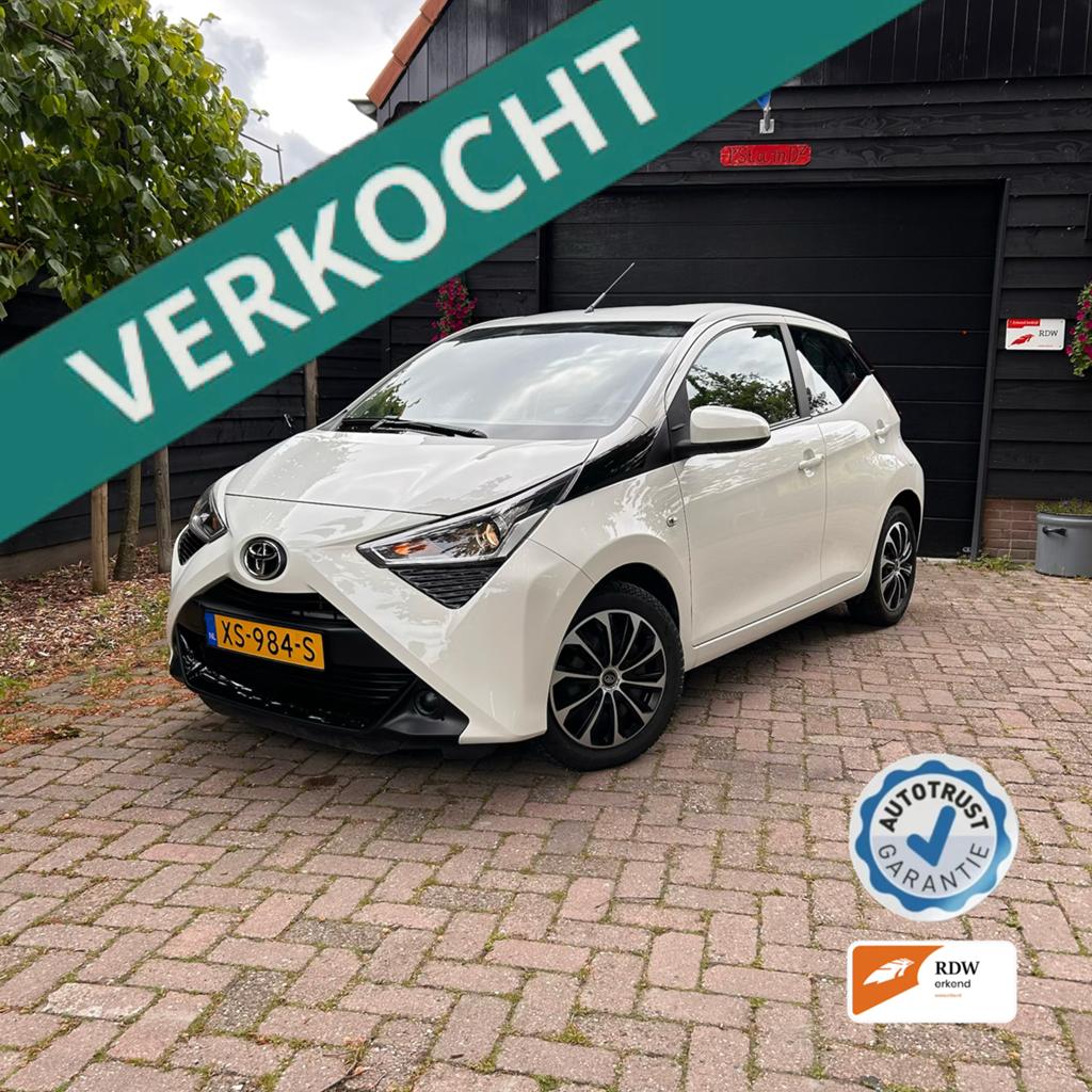 Toyota Aygo 1.0 Vvt-i X-Play | BT | Cam | Dealer OH | 6M Gar, Auto's, Voorwielaandrijving, Stof, Euro 6, 4 stoelen
