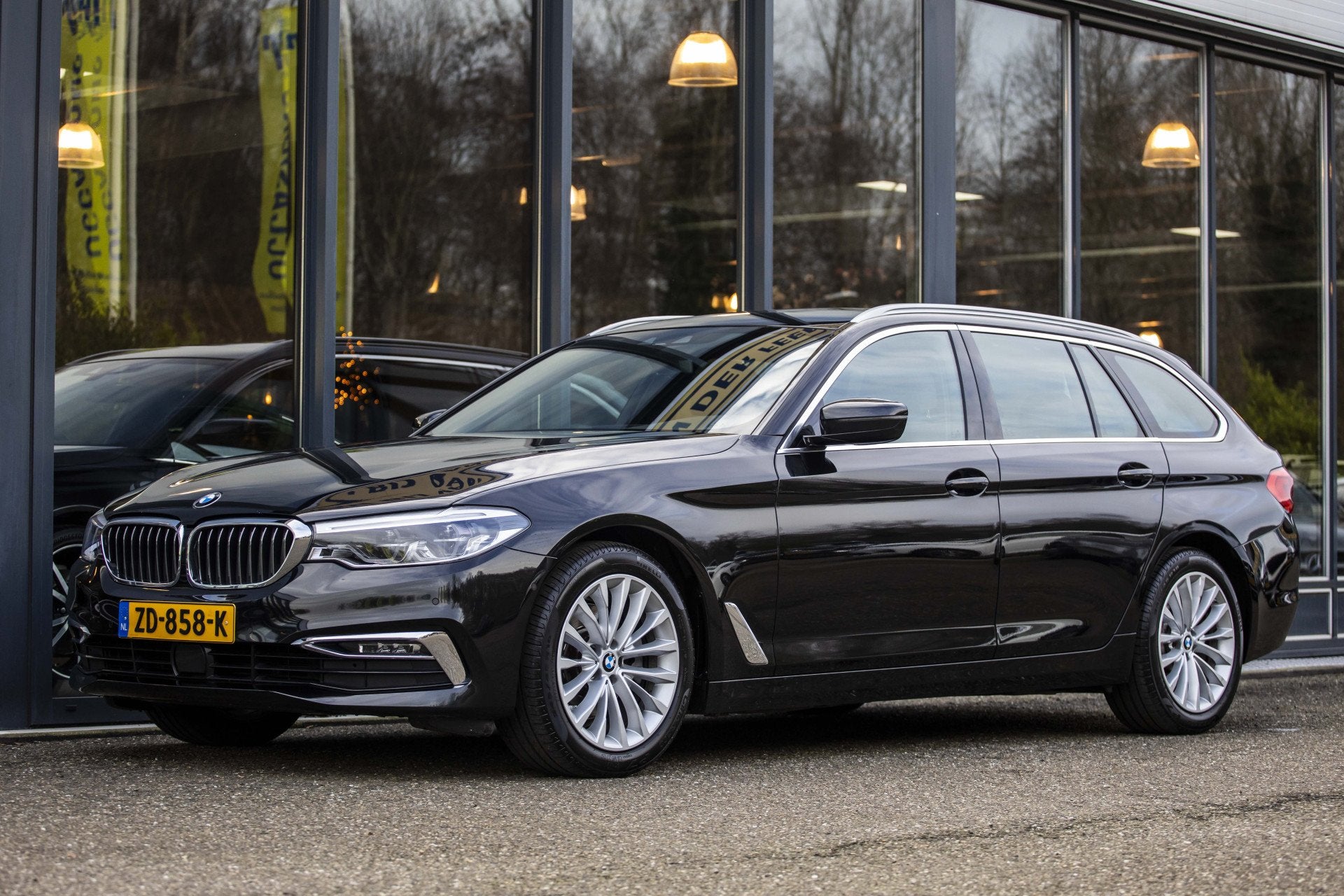 Foto 11 van BMW 5 Serie Touring 520i High Executive