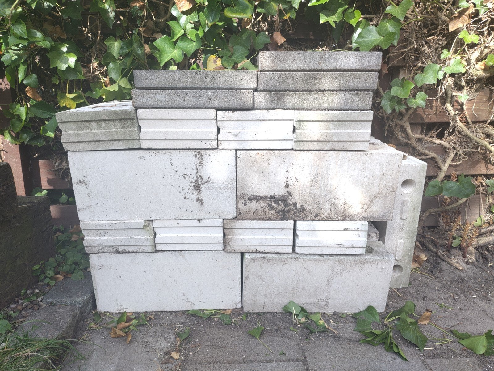 GRATIS: 25 stuks betonblokken, Doe-het-zelf en Verbouw, Metselstenen, Ophalen, Gebruikt