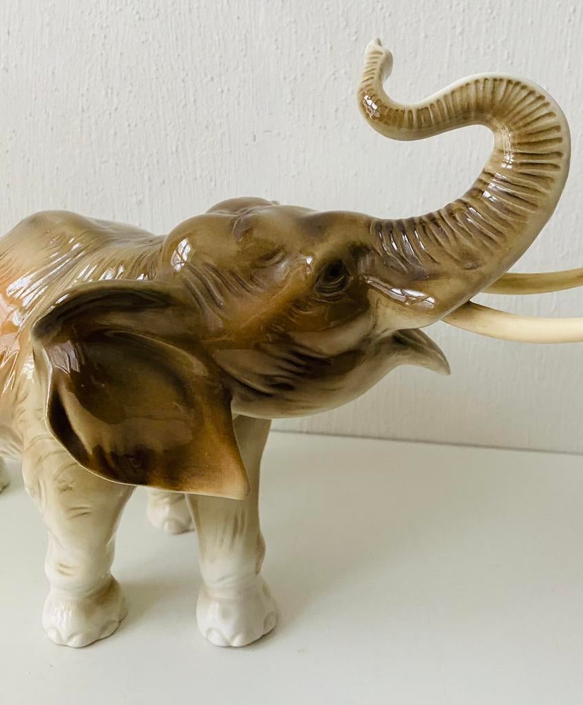 Royal Dux porseleinen beeld van olifant , jaren 70, Verzamelen, Beelden en Beeldjes, Ophalen of Verzenden, Gebruikt, Dier