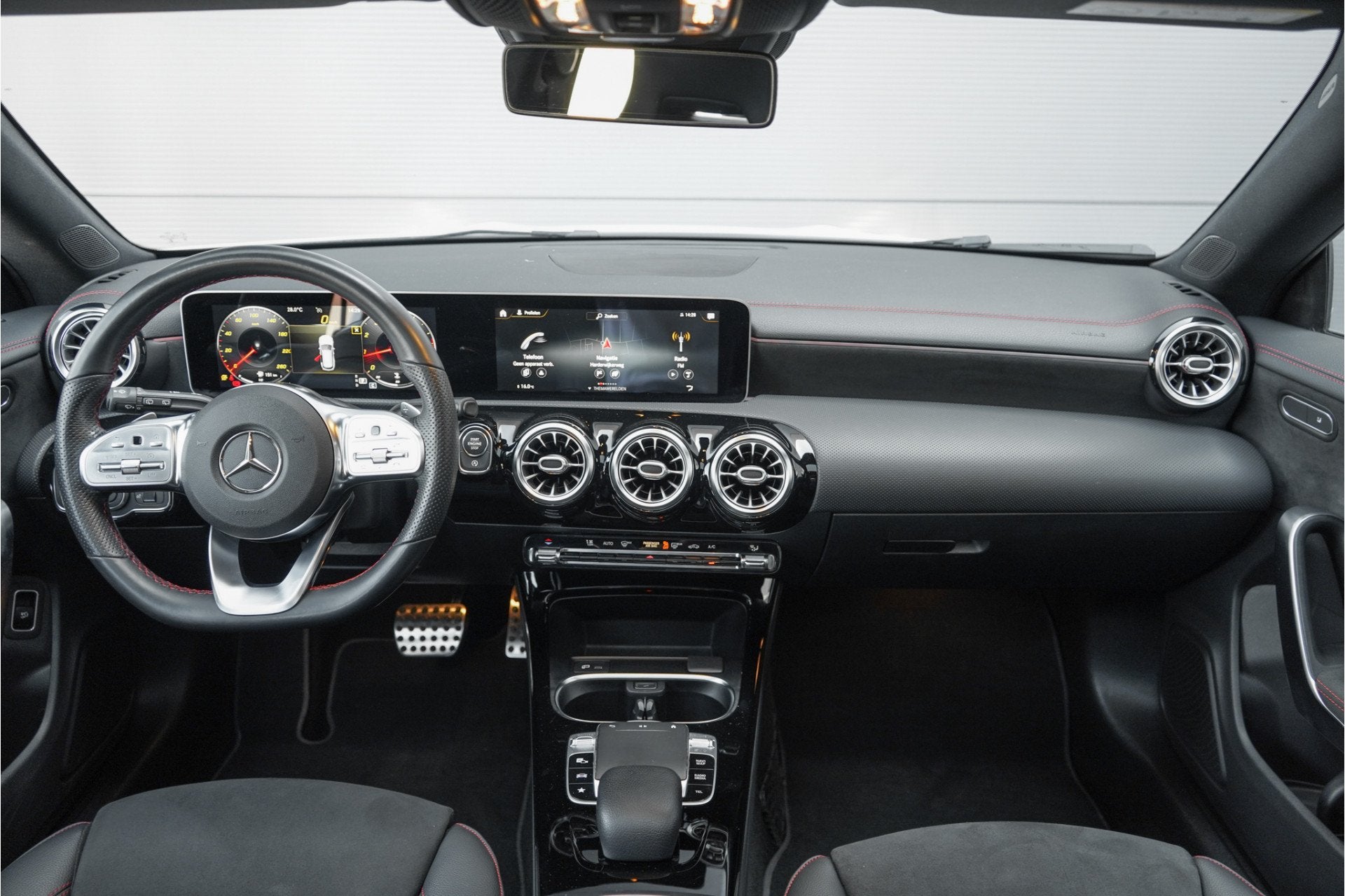 Mercedes-Benz CLA-Klasse Shooting Brake 200 Business Solutio, Auto's, Gebruikt, 4 cilinders, Wit, 165 pk