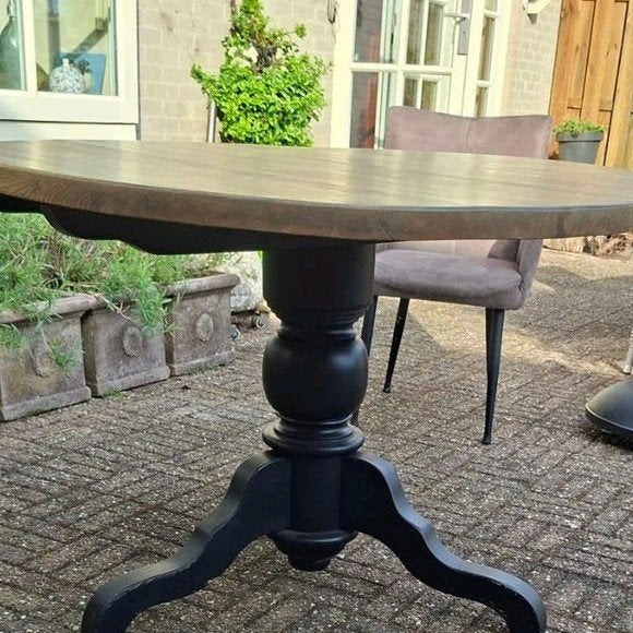 Grenen ronde tafel met zwart geverfde bolpoot, Huis en Inrichting, Tafels | Eettafels, Ophalen, Gebruikt, Rond, Vier personen