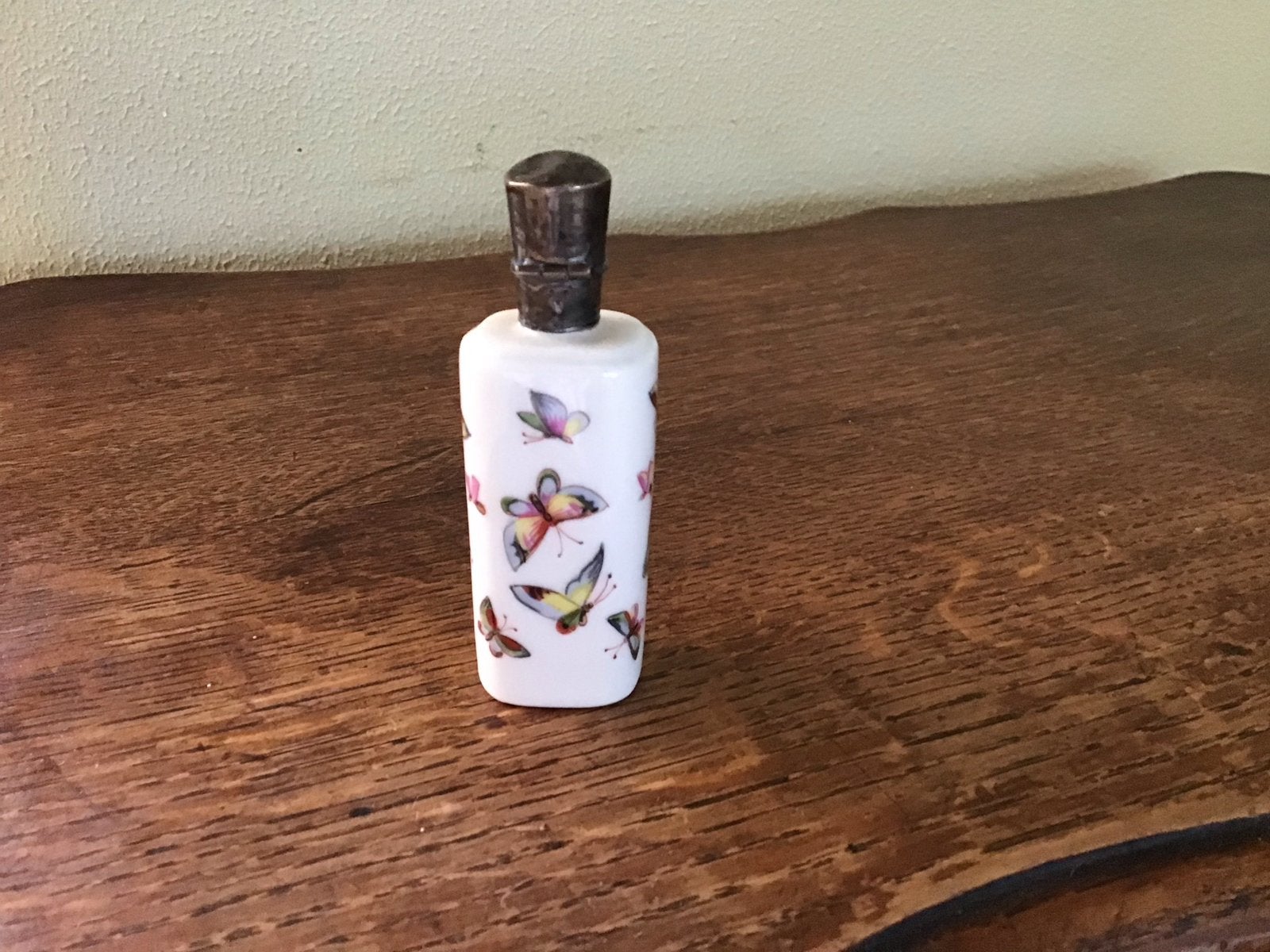 Antiek Porseleinen Parfumflesje met Vlinders, Antiek en Kunst, Ophalen of Verzenden