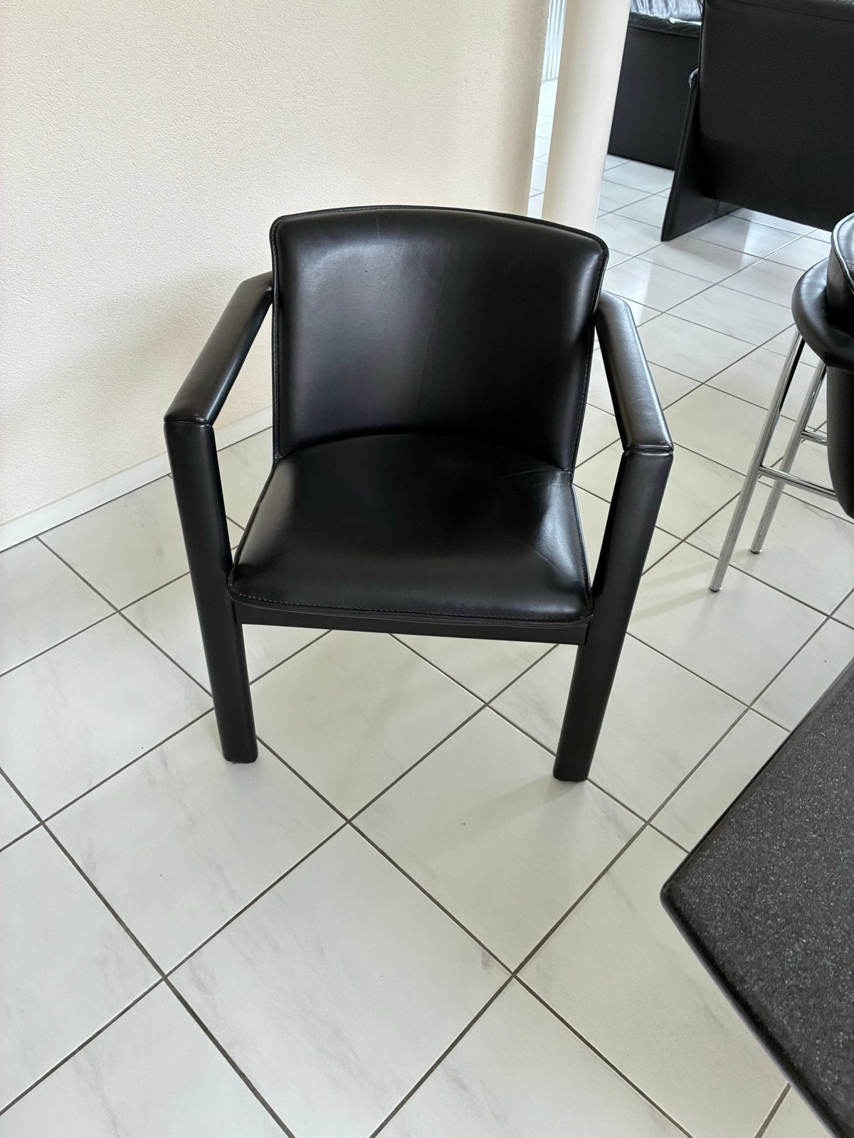 Zwarte leren eetkamerstoelen met armleuningen, Huis en Inrichting, Ophalen, Zwart, Leer, Zo goed als nieuw