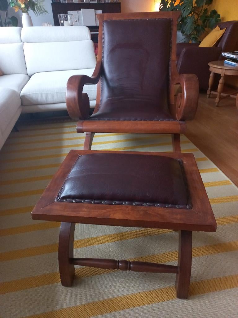 Leren fauteuil met voetenbankje, Indonesisch hardhout, Huis en Inrichting, Fauteuils, Ophalen, 100 tot 125 cm, Zo goed als nieuw