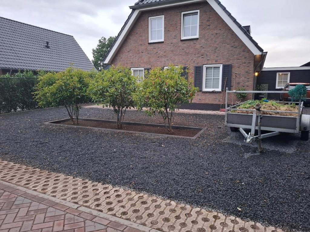 Onkruid verwijderen oprit en tuin Milsbeek (Gennep), Tuinonderhoud of Snoeiwerk