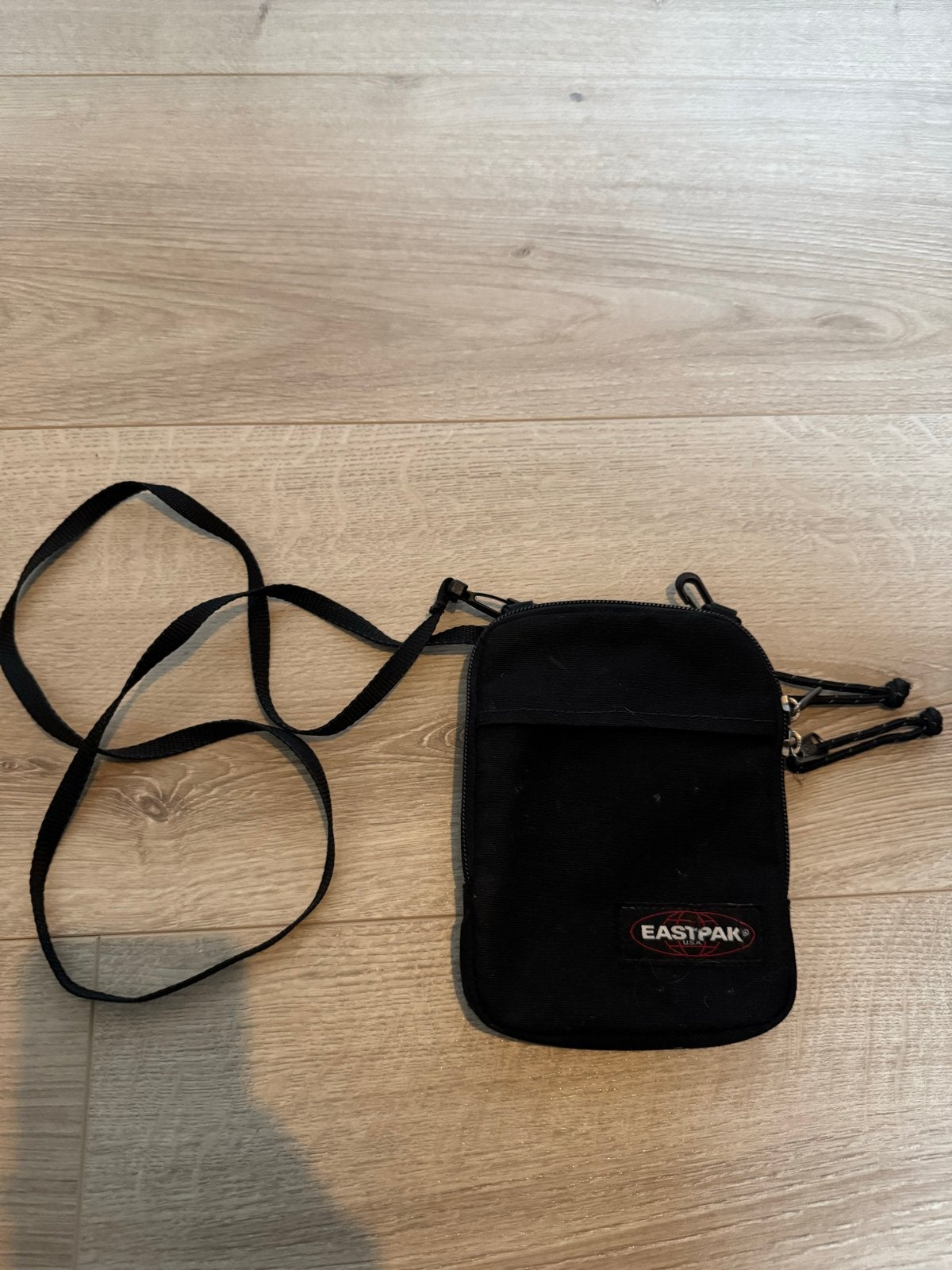Eastpak schoudertasje / nektasje zwart, Sieraden, Tassen en Uiterlijk, Tassen | Schoudertassen, Ophalen of Verzenden, Gebruikt