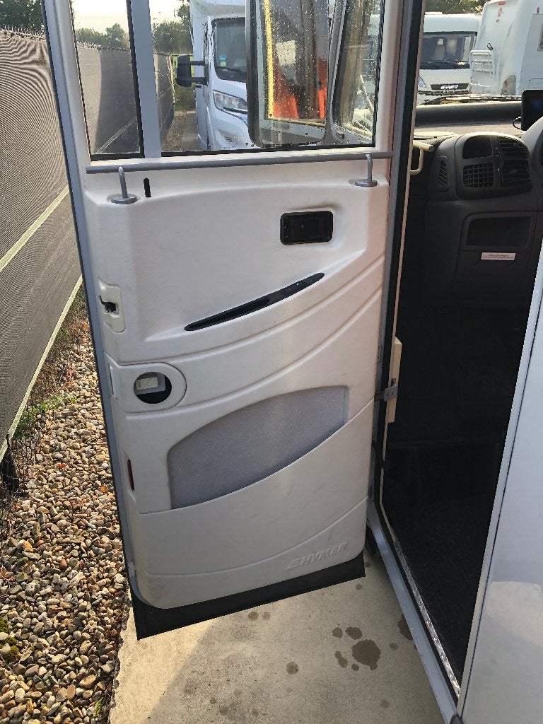 Foto 17 van Hymer B514 146pk Vastbed Hefbed XL garage 76.800km