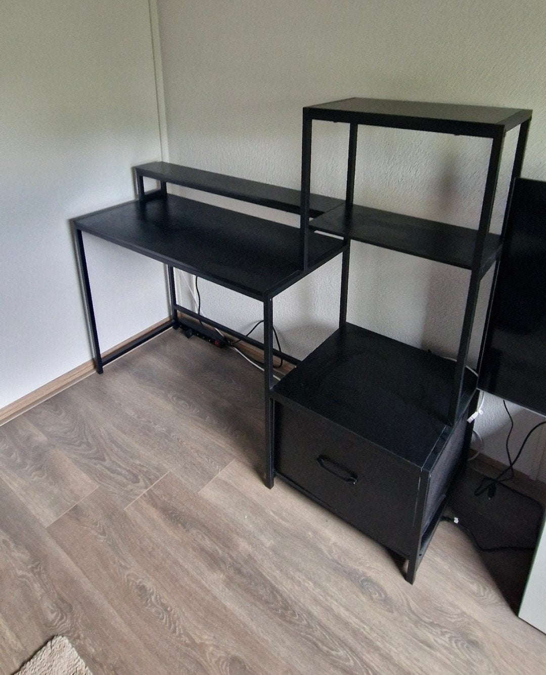 Zwart bureau met LED-strip en afstandsbediening., Ophalen