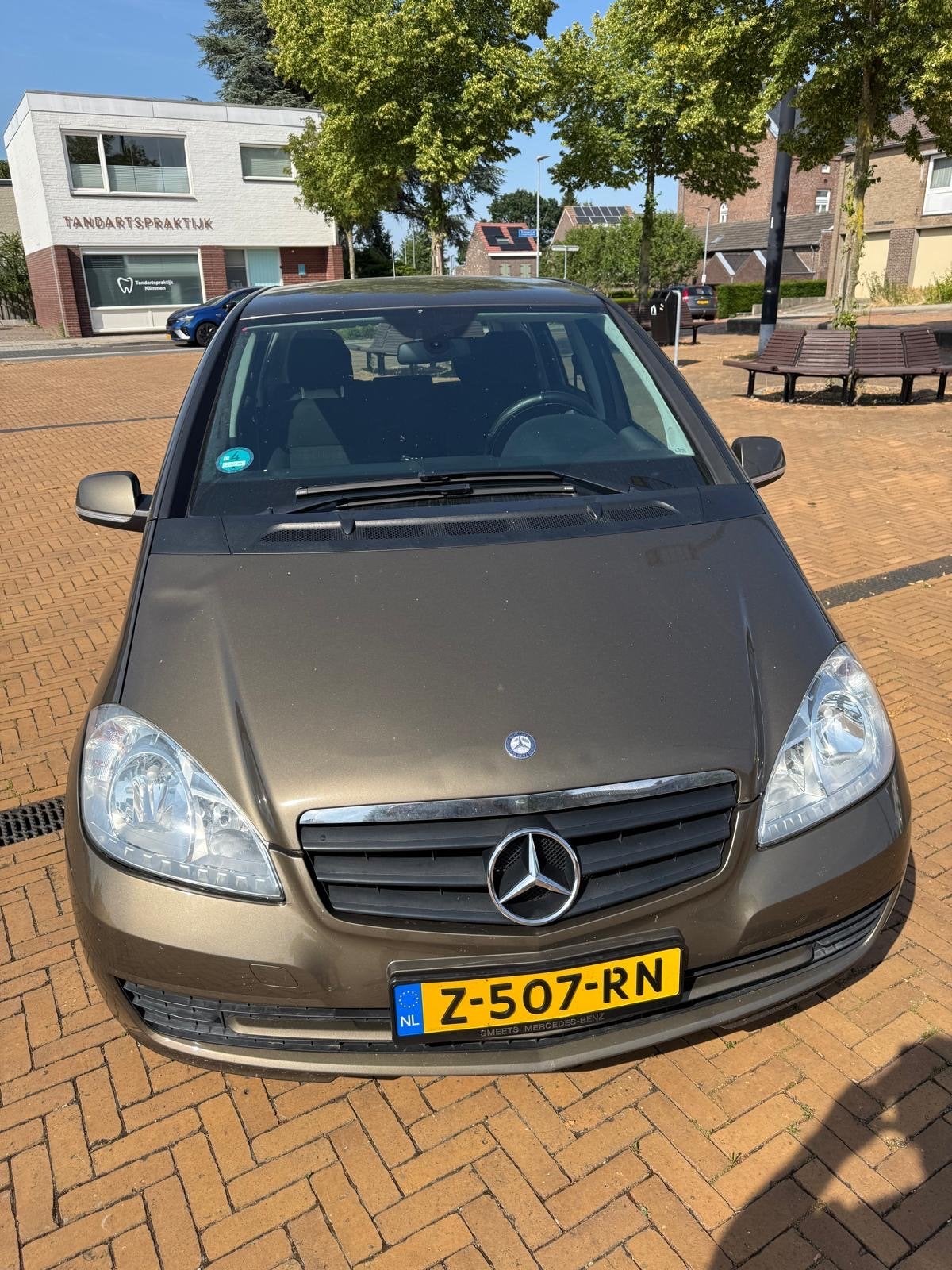 WEG=WEG Mercedes-Benz A160 Benzine 1.5 Airco bj.2012 Bruin, Auto's, Mercedes-Benz, Voorwielaandrijving, Bruin, 49 €/maand, 595 kg