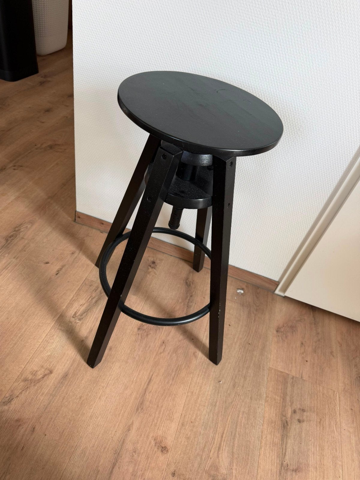 Zwarte kruk, in hoogte verstelbaar, Ophalen of Verzenden, In hoogte verstelbaar, Gebruikt, Hout