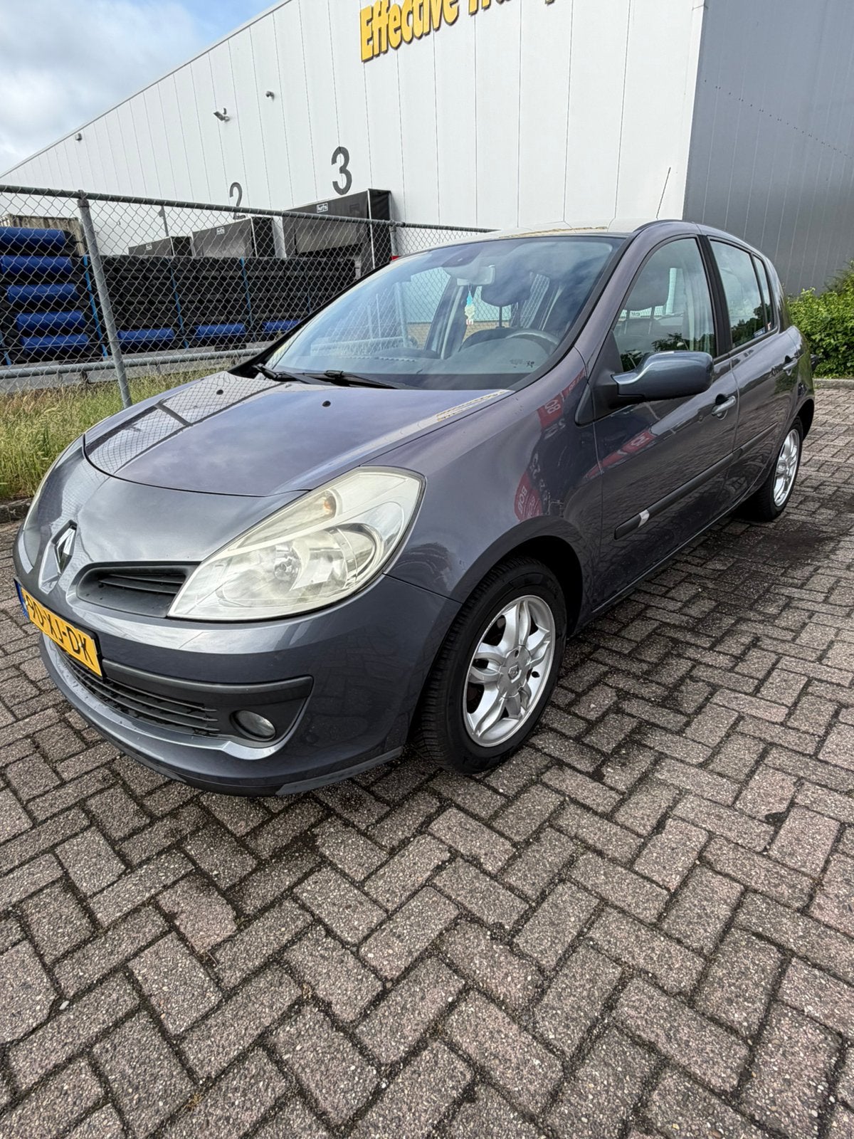 Renault Clio 1.4 16V 72KW 5-DRS E4 2007 Nieuwe APK, Voorwielaandrijving, Zwart, 4 cilinders, Blauw