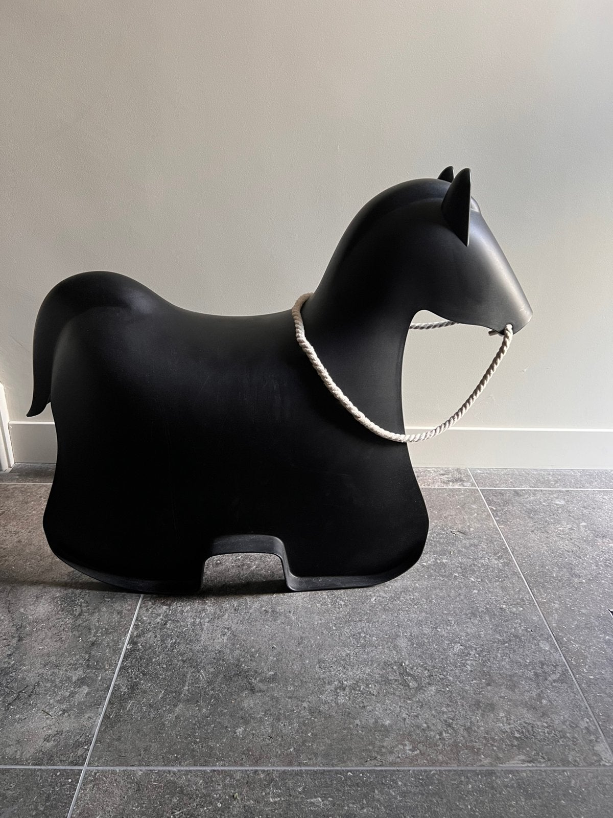 Zwart plastic paard, Ophalen, Zo goed als nieuw