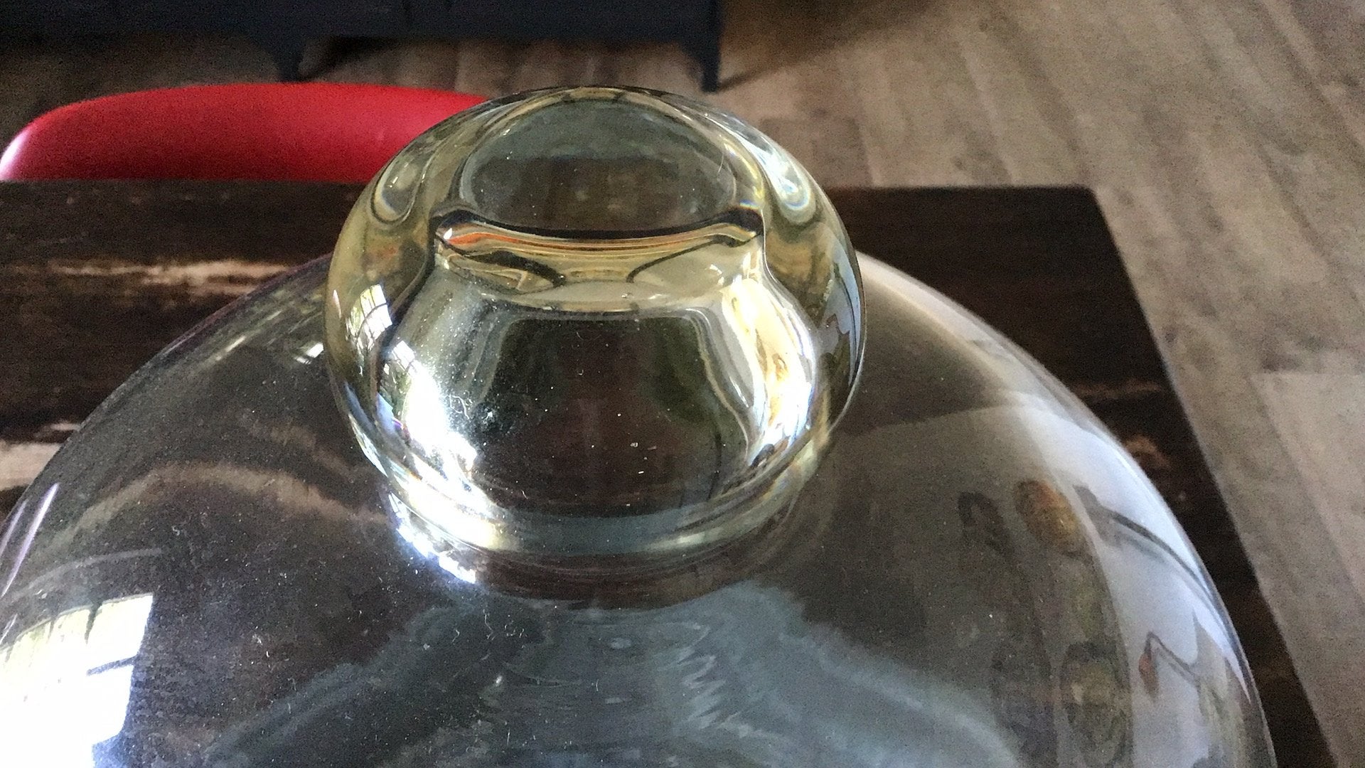 Te koop grote zware antieke glazen stolp cloche + onderbord, Ophalen, 30 cm, Zo goed als nieuw, Met plateau