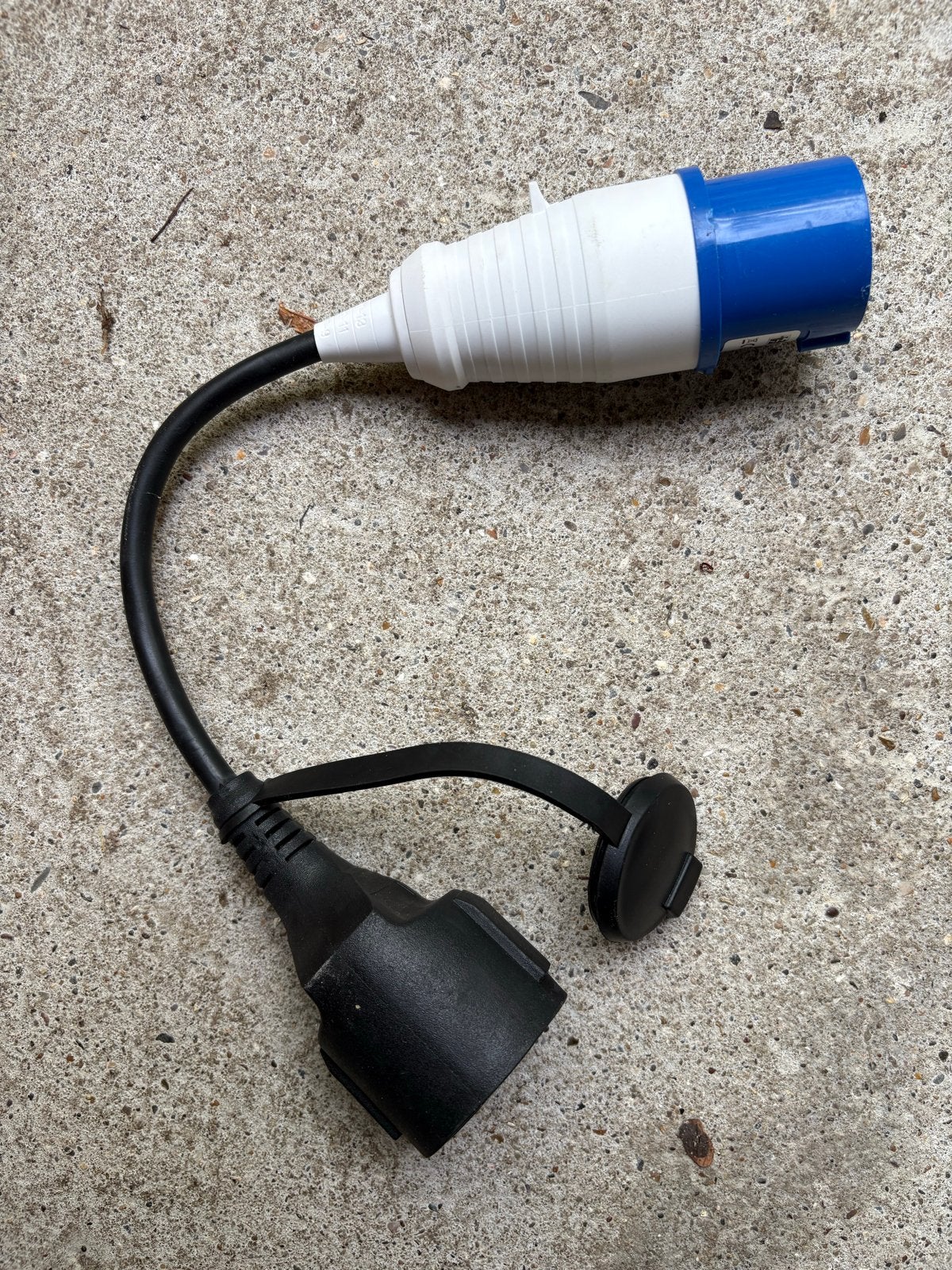 Camping CEE stekker naar Schuko adapter 230V, Ophalen of Verzenden, Zo goed als nieuw
