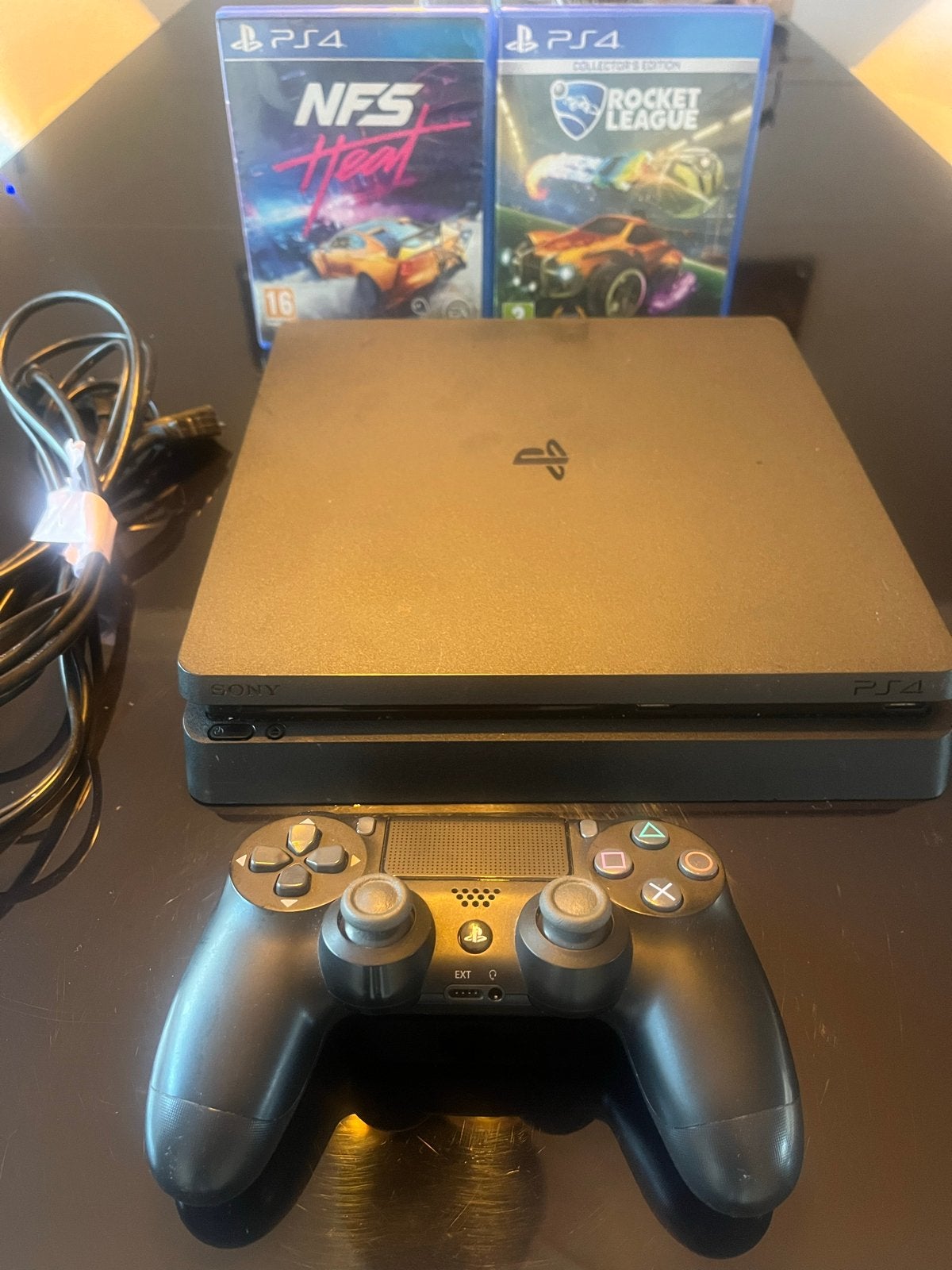 PlayStation 4 Slim 1 TB GEHEUGEN met controller en 2 games, Met games, Ophalen of Verzenden, Zo goed als nieuw, 1 TB