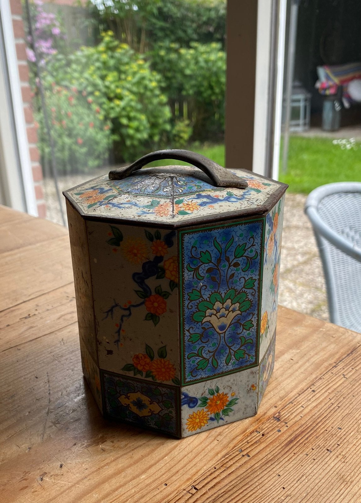 Antiek blik met gedecoreerde bloemen, Ophalen of Verzenden, Gebruikt, Overige