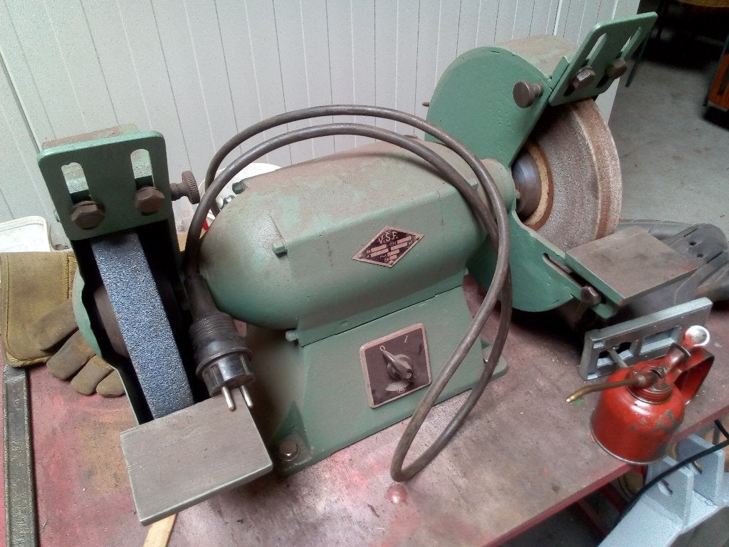 Grote slijpmachine VSF 250 (ongeremd) met nieuwe slijpstenen, Ophalen, Gebruikt, Minder dan 700 watt, Werkbankslijpmachine