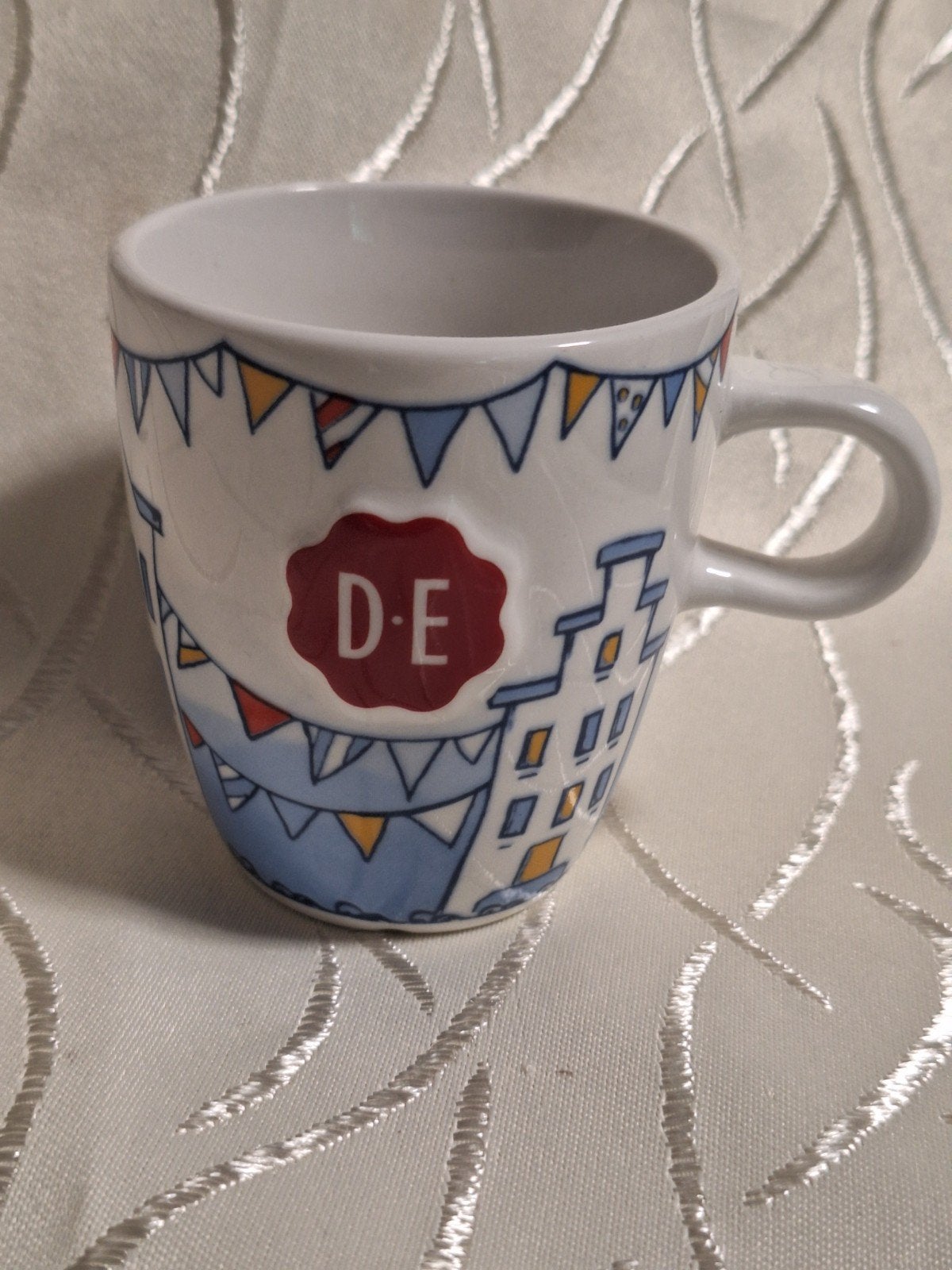 DOUWE EGBERTS vlaggetjes kopje, Overige materialen, Overige merken, Ophalen of Verzenden, Zo goed als nieuw
