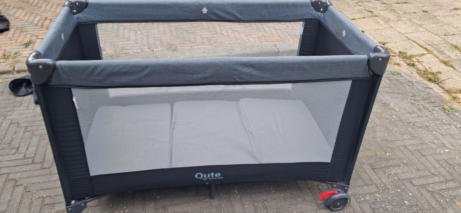 Reisbedje Qute Q-Dream - Grijs, inclusief matras, Ophalen, Zo goed als nieuw, Reisbedje