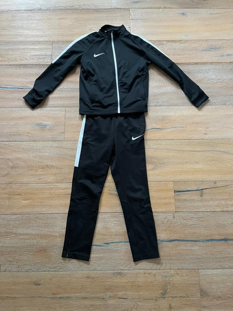 Nike Trainingspak Zwart - Maat 137-147, Ophalen of Verzenden, Gebruikt, Jongen of Meisje, Setje