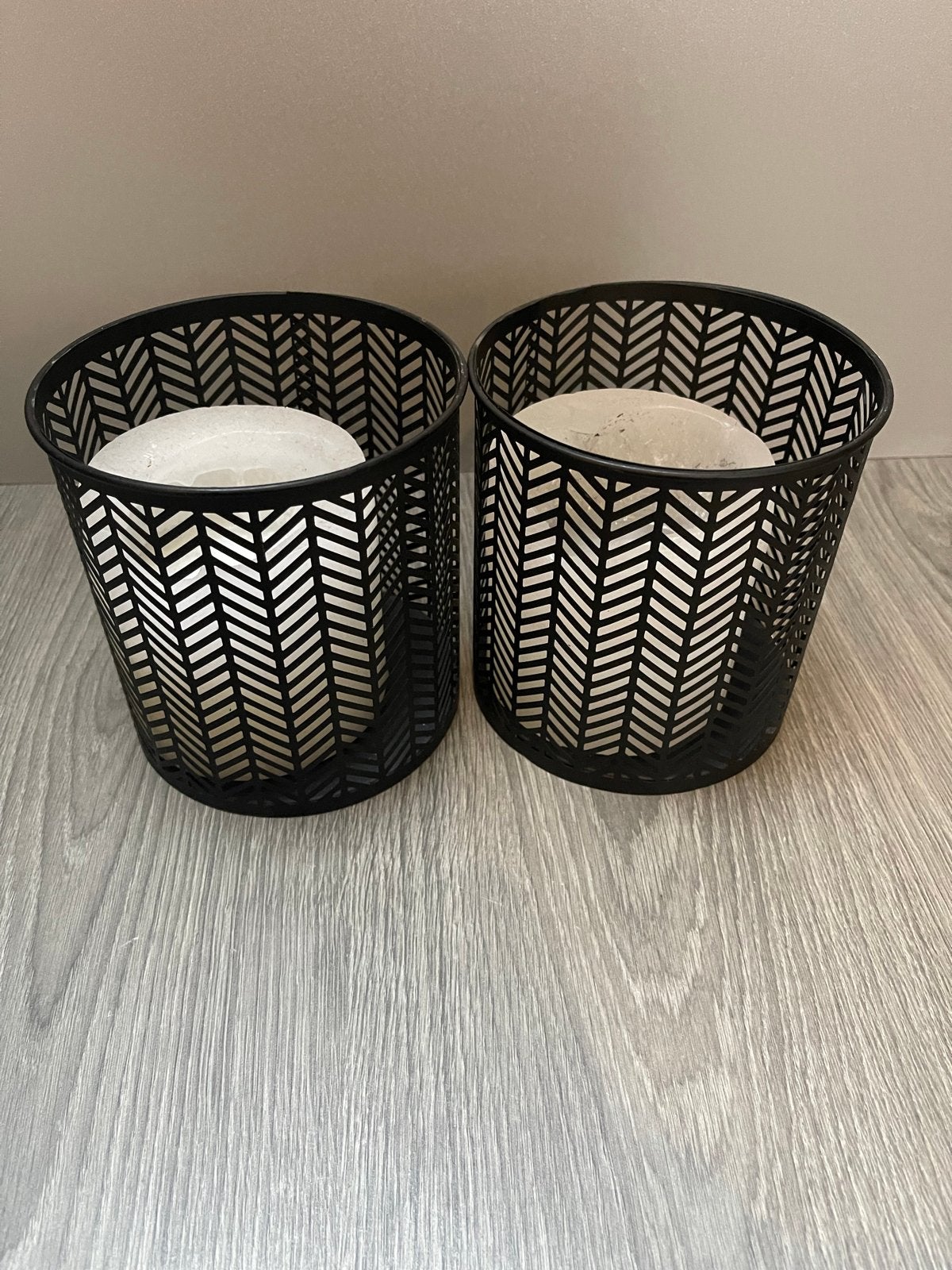 Set van 2 zwarte metalen windlichten/kandelaars, Windlicht, Zwart, Ophalen of Verzenden, Zo goed als nieuw