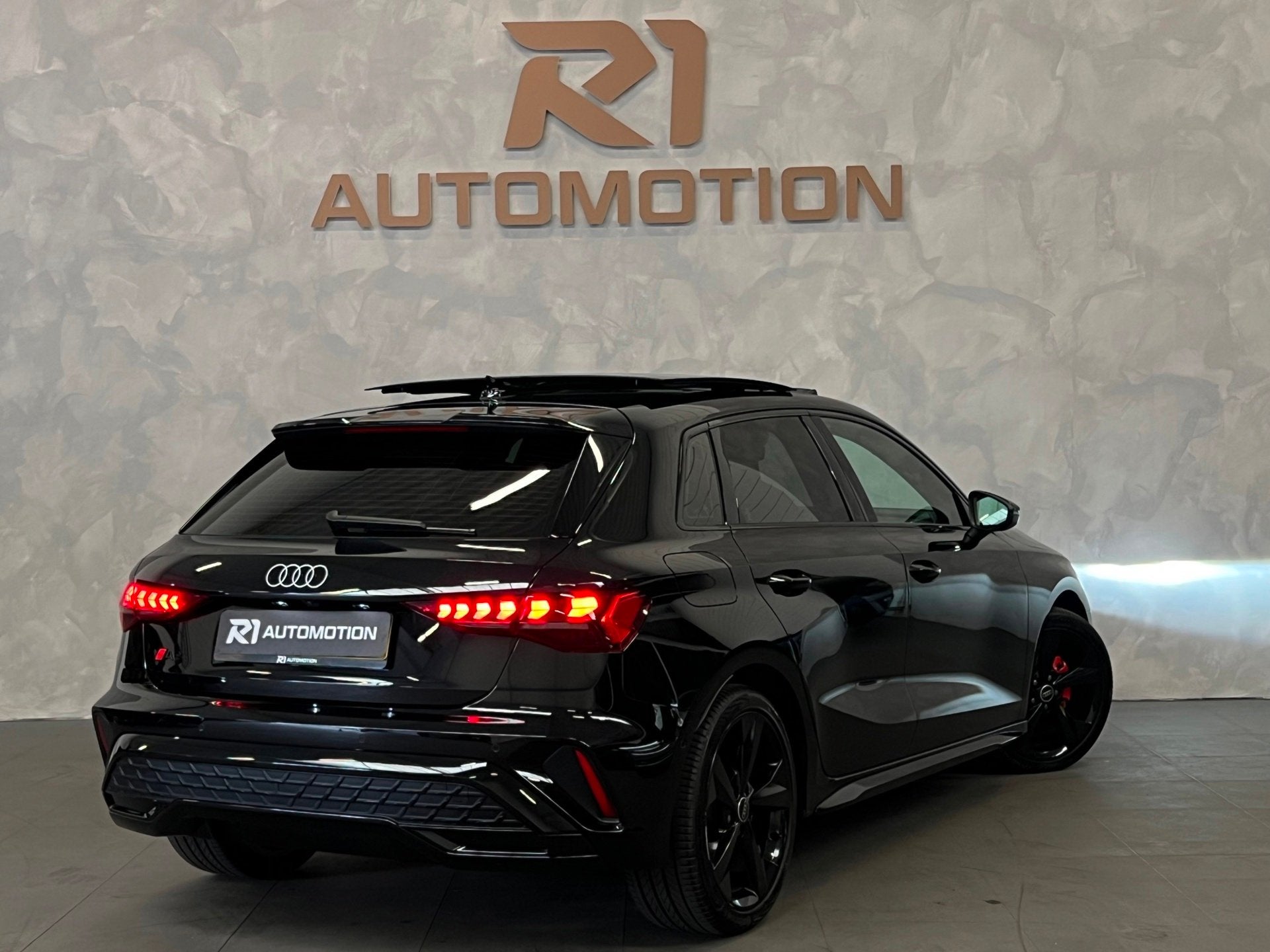 Audi A3 SPORTBACK 35 TFSI 3X S-LINE|FACELIFT|PANO|KEYLESS|CA, Auto's, Dealer onderhouden, 1300 kg, 4 cilinders, Leder en Stof