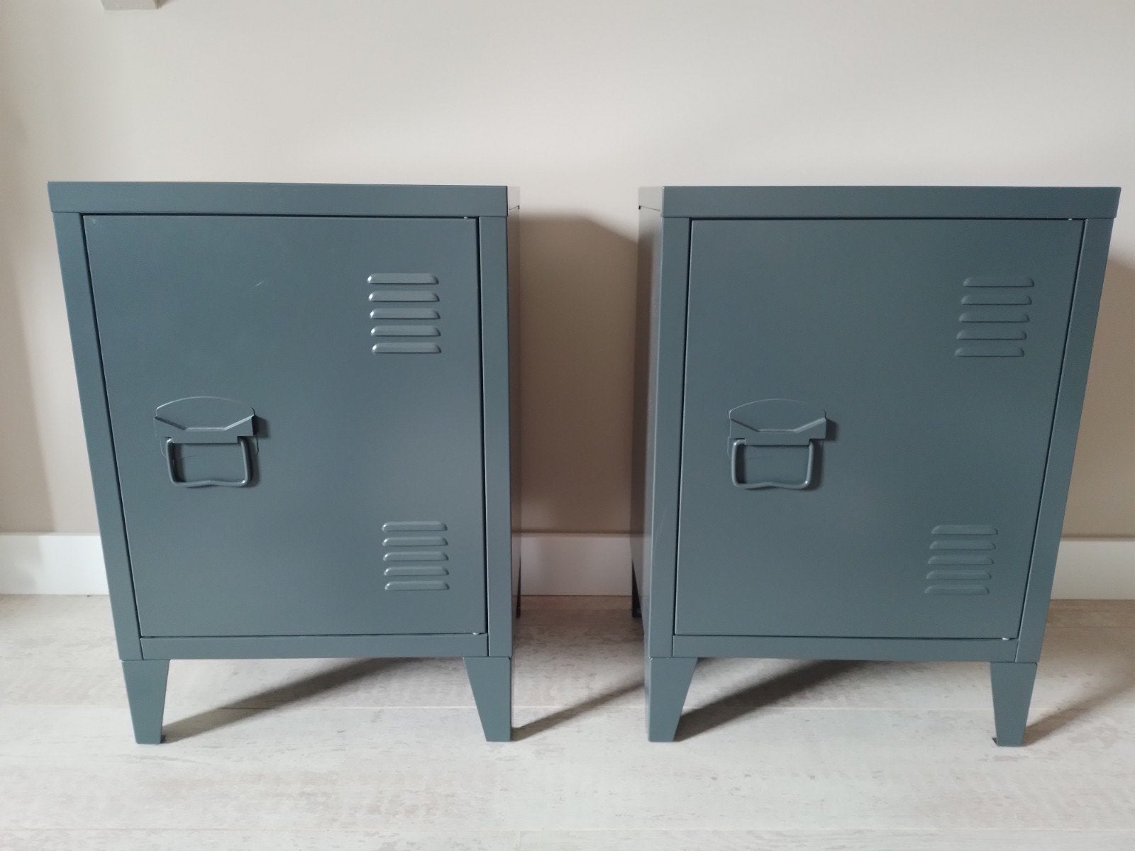 2 metalen lockerkastjes nachtkastje grijsgroen grijze groen, Huis en Inrichting, Kasten | Lockerkasten, Ophalen of Verzenden