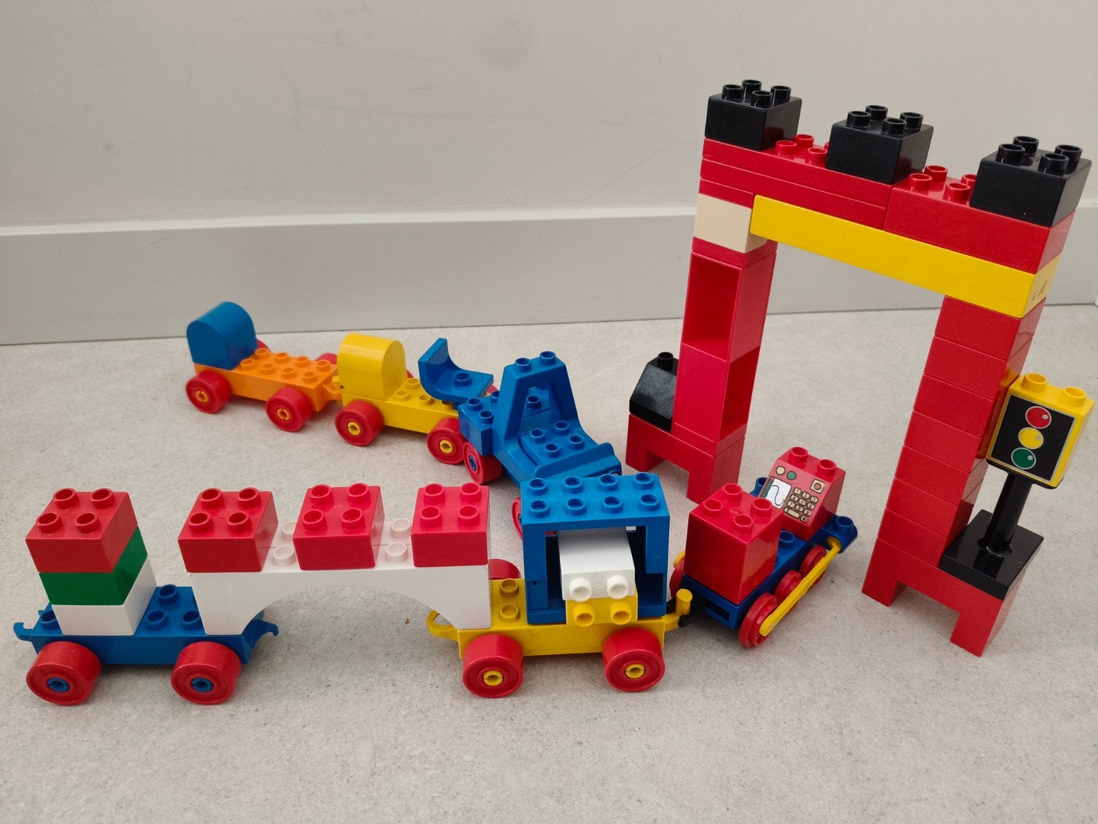 Lego Duplo Goederen treinen met kraan / poort, Gebruikt, Overige thema's, Ophalen of Verzenden, Compleet