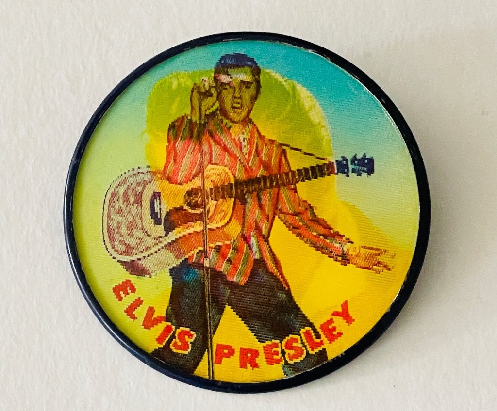 Elvis Presley - 1956 Color Vari-Vue Flasher Button - USA, Ophalen of Verzenden, Gebruikt, Gebruiksvoorwerp