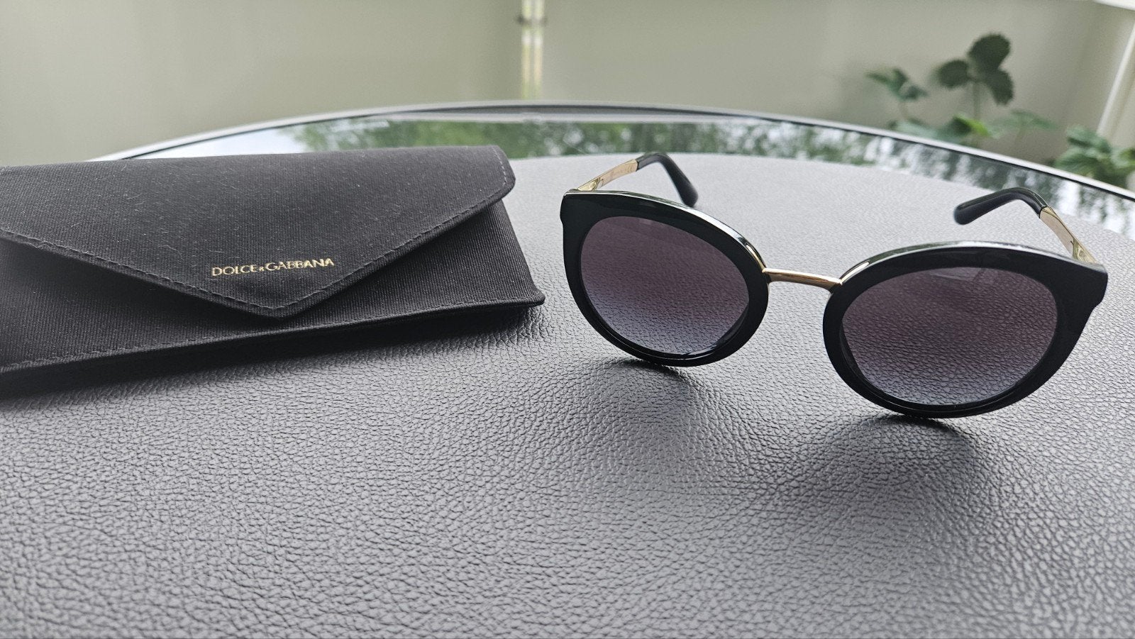 Originele Dolce & Gabbana zonnebril zwart/goud, Sieraden, Tassen en Uiterlijk, Zonnebrillen en Brillen | Dames, Zo goed als nieuw