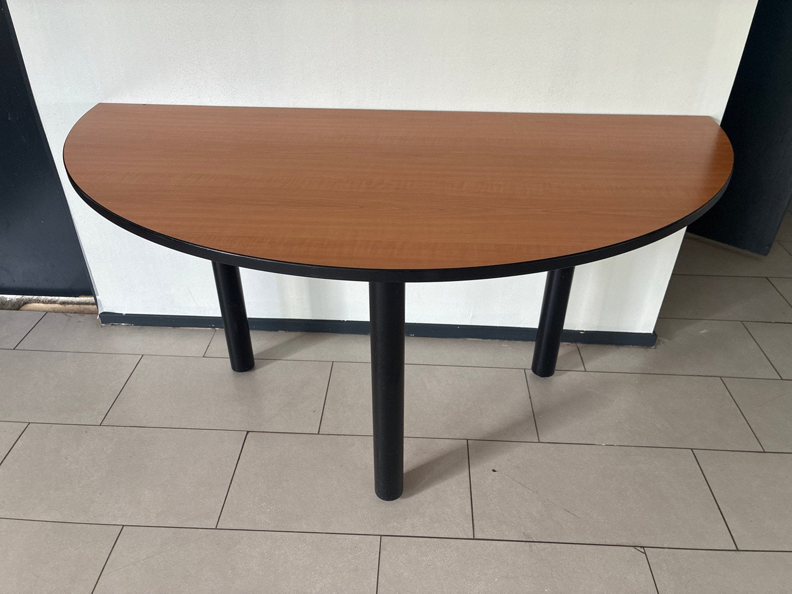 Halfronde tafel met houten blad en metalen poten, Ophalen, Gebruikt, 50 tot 100 cm, Overige vormen