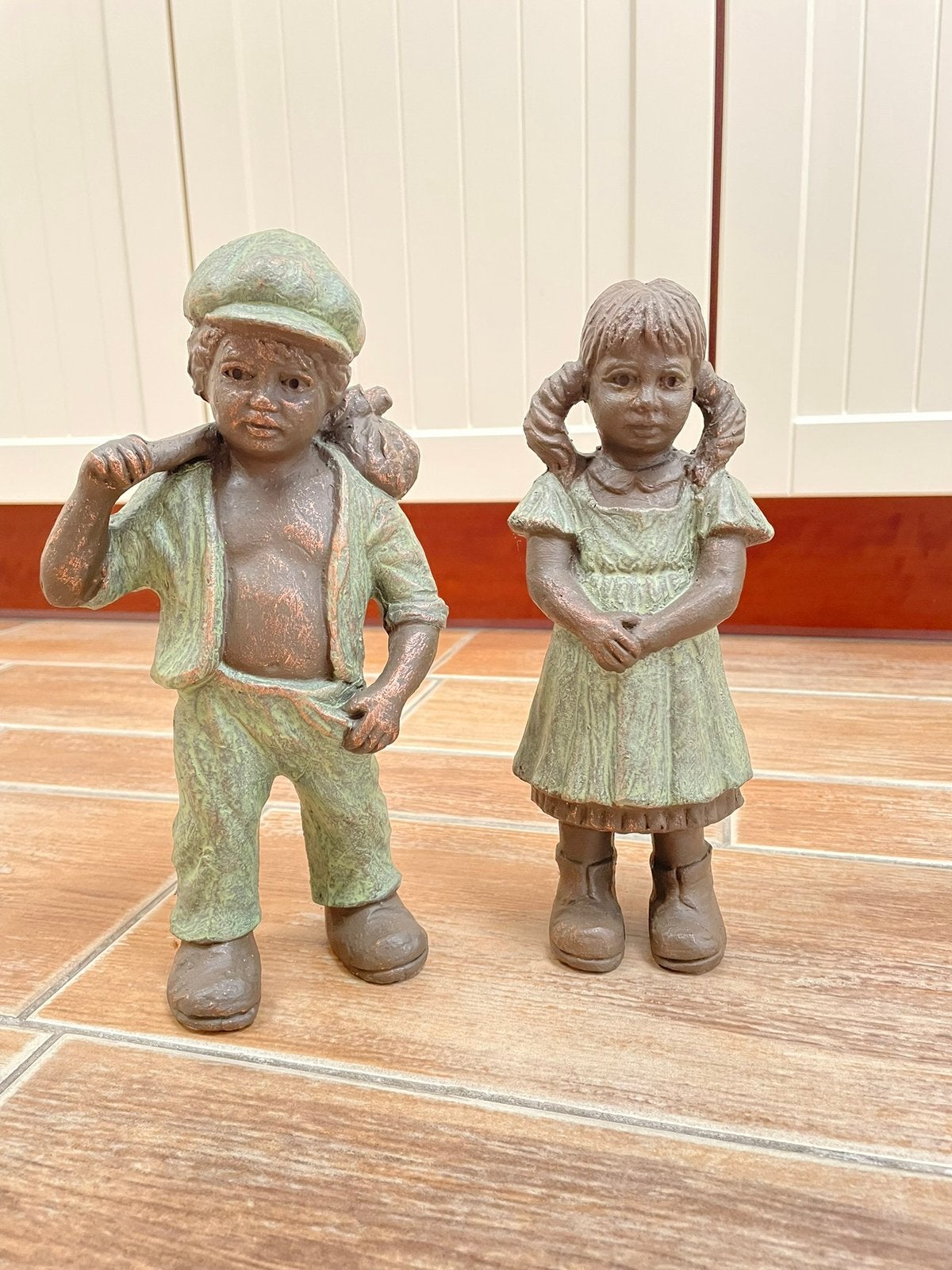 Geert Kunen beeldenset, Ophalen, Groep mensen, 20 - 50 cm, Steen of Keramiek