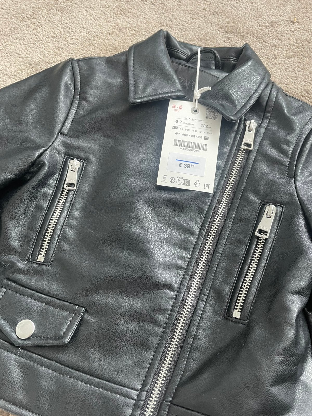Zwarte kunstleren bikerjack  Zara  Maat 122 6-7 jaar nieuw, Ophalen of Verzenden, Nieuw, Meisje, Jas