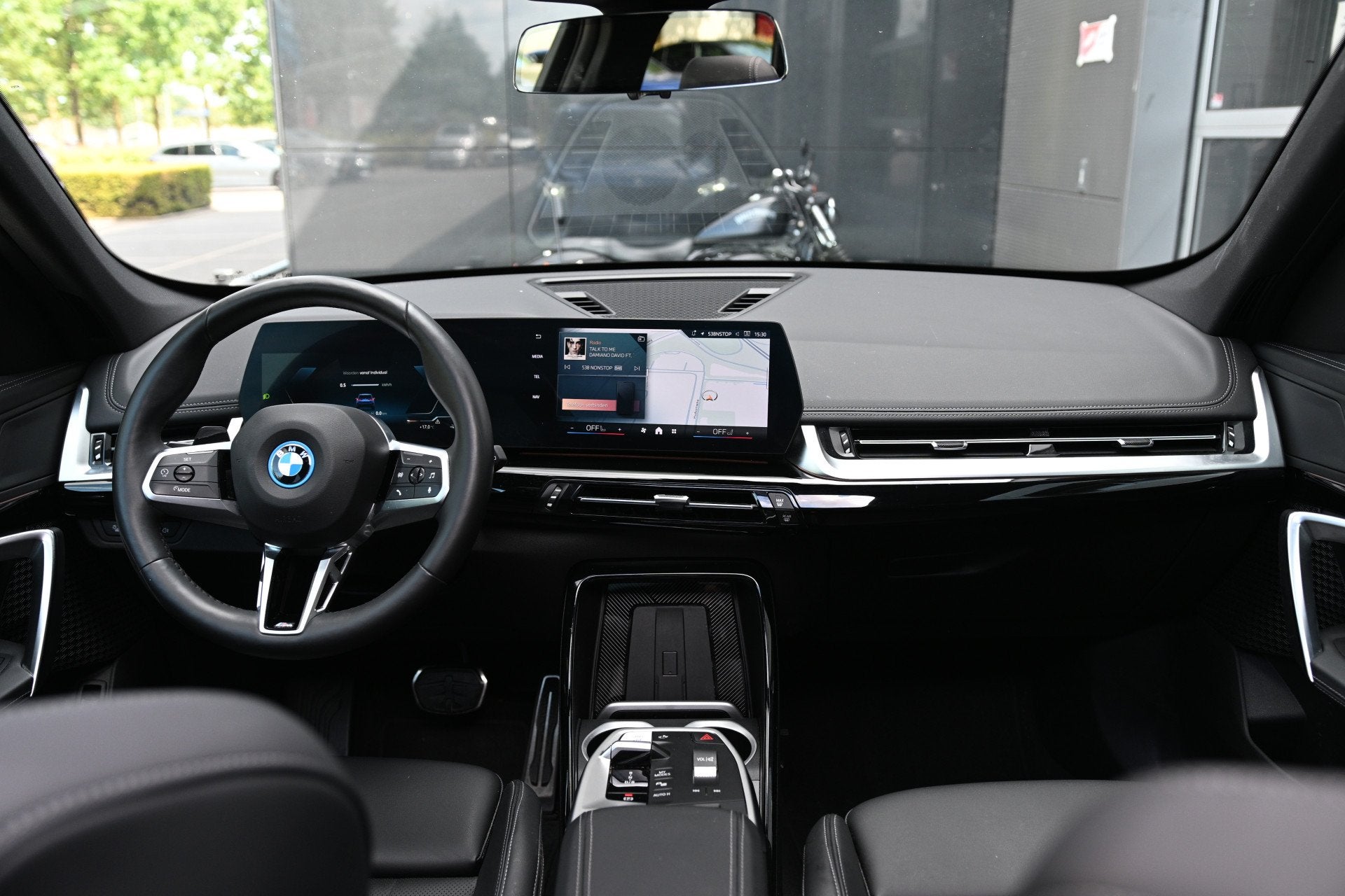 BMW iX1 eDrive20 M Sport / Panoramadak / Sportstoelen / Comf, Dealer onderhouden, Gebruikt, Met garantie (alle), 204 pk