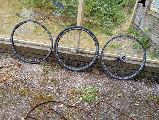 2x Fietswielen plus 1x buiten- en 1x binnenband, Gebruikt, Overige materialen, Shimano, Stadsfiets