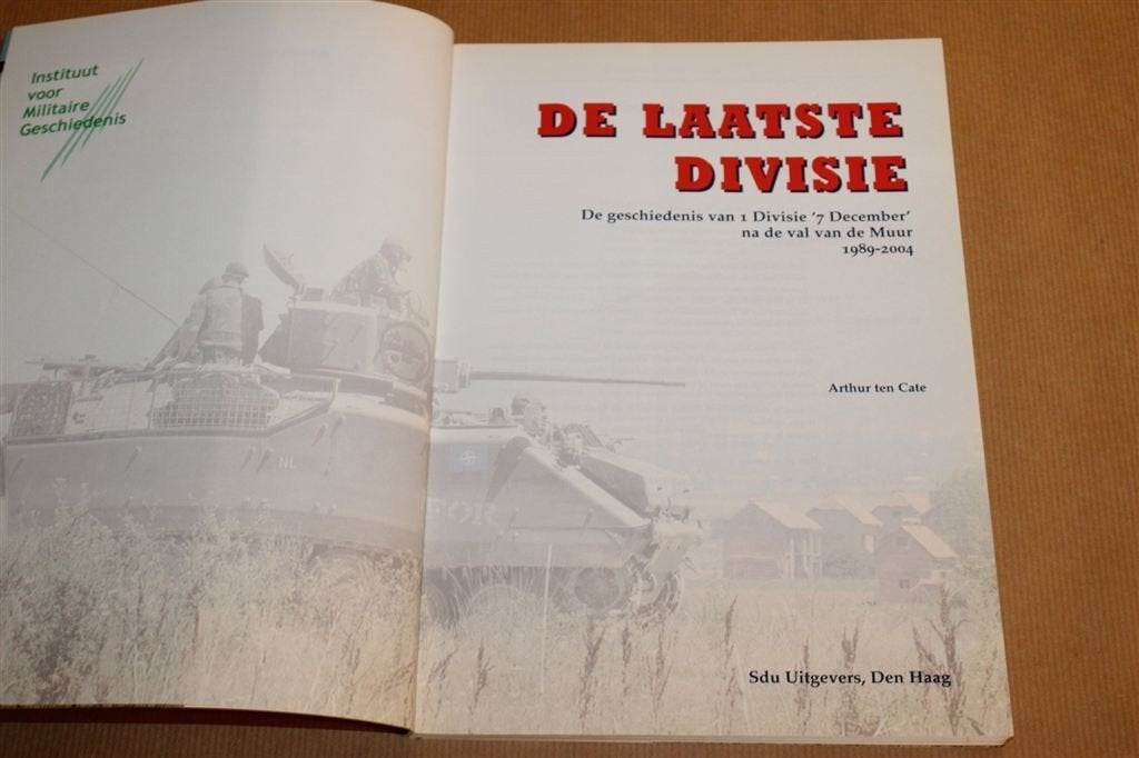 De Laatste Divisie — 1 Divisie ‘7 December’ 1989–2004, Boeken, Ophalen of Verzenden, Tweede Wereldoorlog, Gelezen, Overige onderwerpen