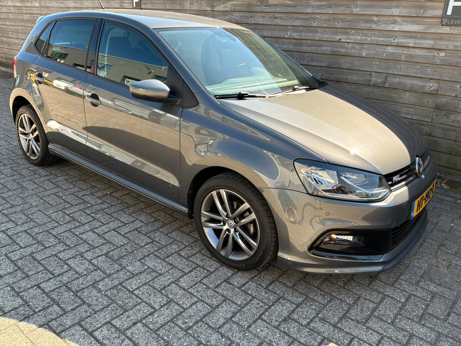 Volkswagen Polo 1.2 TSI 66KW 2016 Grijs R-Line. PDC, Clima, Auto's, 40 €/maand, 4 cilinders, Origineel Nederlands, Handgeschakeld