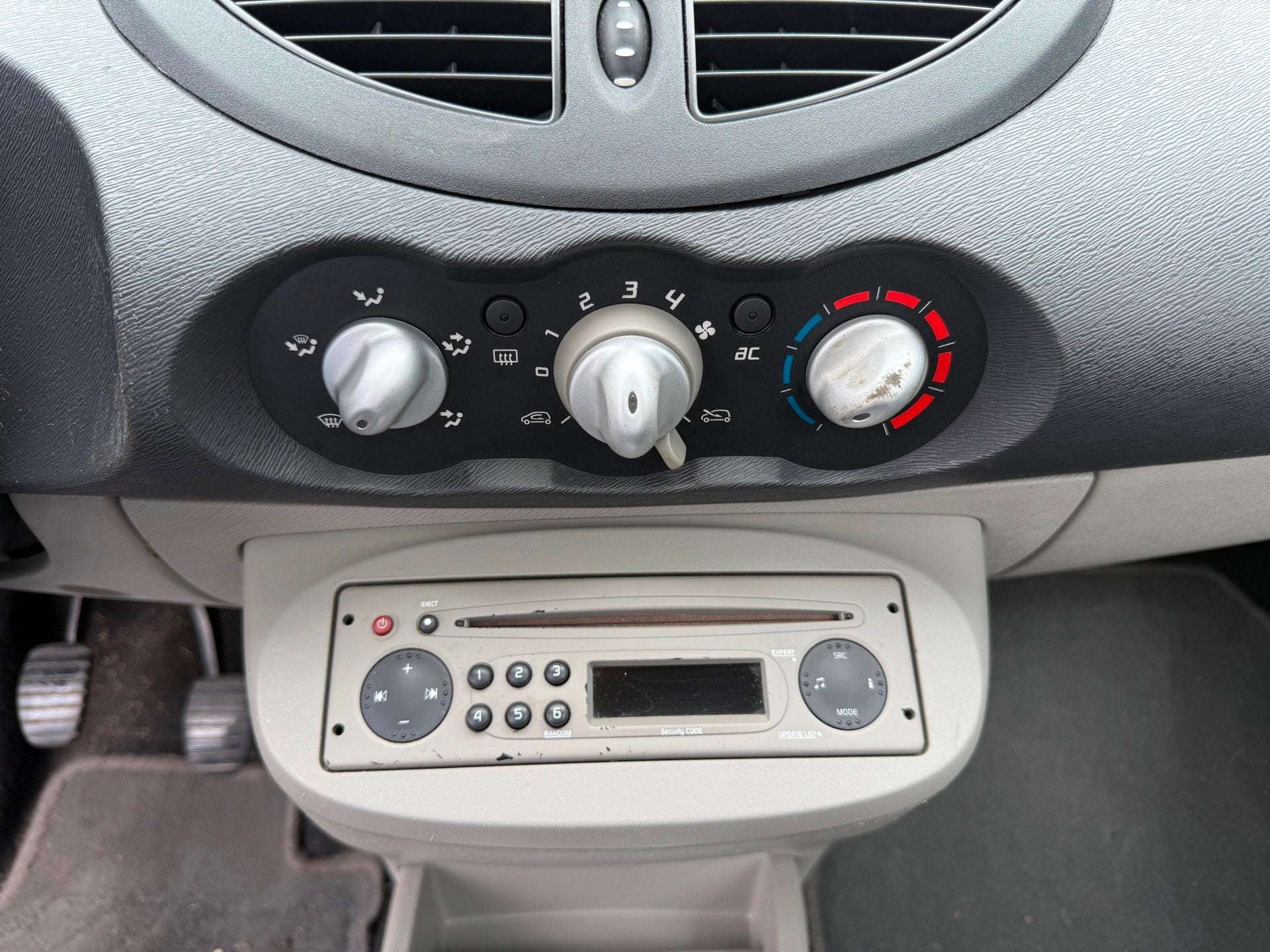 Foto 19 van Renault Twingo 1.2-16V SPORT*AIRCO*16 INCH*AKTIEPRIJS!