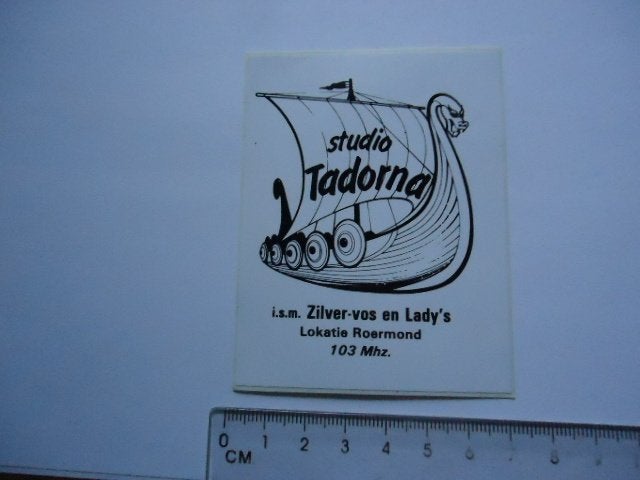 sticker oud Piraat studio TADORNA roermond zilver vos radio, Verzamelen, Verzenden, Zo goed als nieuw, Bedrijf of Vereniging